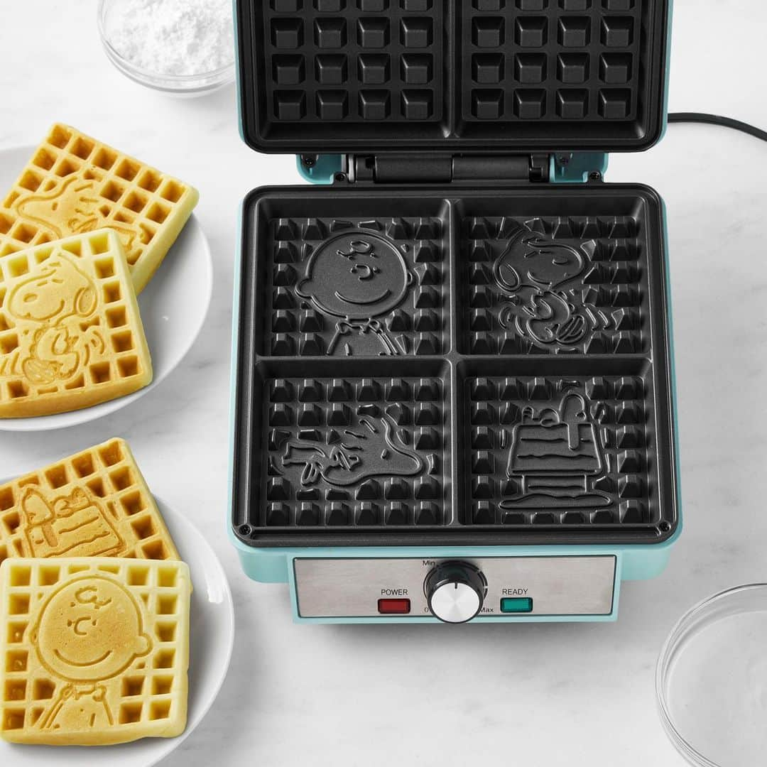 スヌーピーさんのインスタグラム写真 - (スヌーピーInstagram)「Meet the Peanuts Deluxe Waffler, available exclusively at @williamssonoma ! A fun addition to breakfast time, this deluxe waffle maker features an iconic Snoopy print on its retro Bakelite cover. Simply pour batter onto the nonstick plates to make 4 griddle cakes, featuring Charlie Brown, Woodstock, Snoopy and Snoopy’s doghouse. Shop at the link in bio!」10月21日 2時00分 - snoopygrams