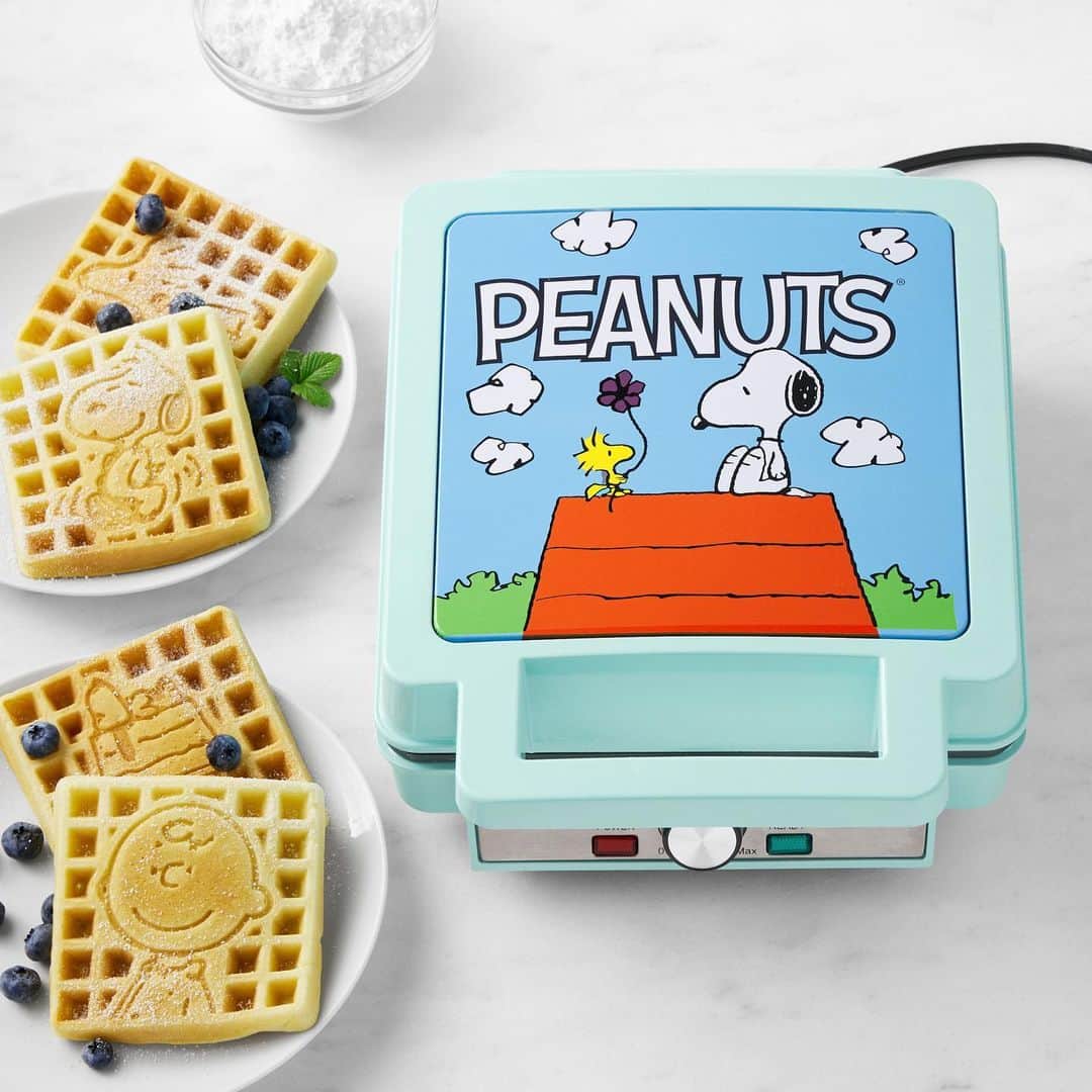 スヌーピーのインスタグラム：「Meet the Peanuts Deluxe Waffler, available exclusively at @williamssonoma ! A fun addition to breakfast time, this deluxe waffle maker features an iconic Snoopy print on its retro Bakelite cover. Simply pour batter onto the nonstick plates to make 4 griddle cakes, featuring Charlie Brown, Woodstock, Snoopy and Snoopy’s doghouse. Shop at the link in bio!」