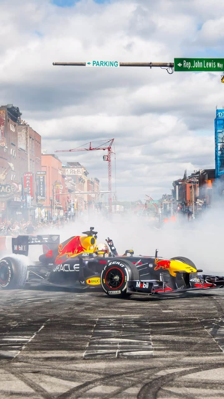 CANON USAのインスタグラム：「@danielricciardo makes photographing the RB7 too much fun  📸: @tedescophoto  #RedBullShowRunNashville #RedBullRacing #F1」