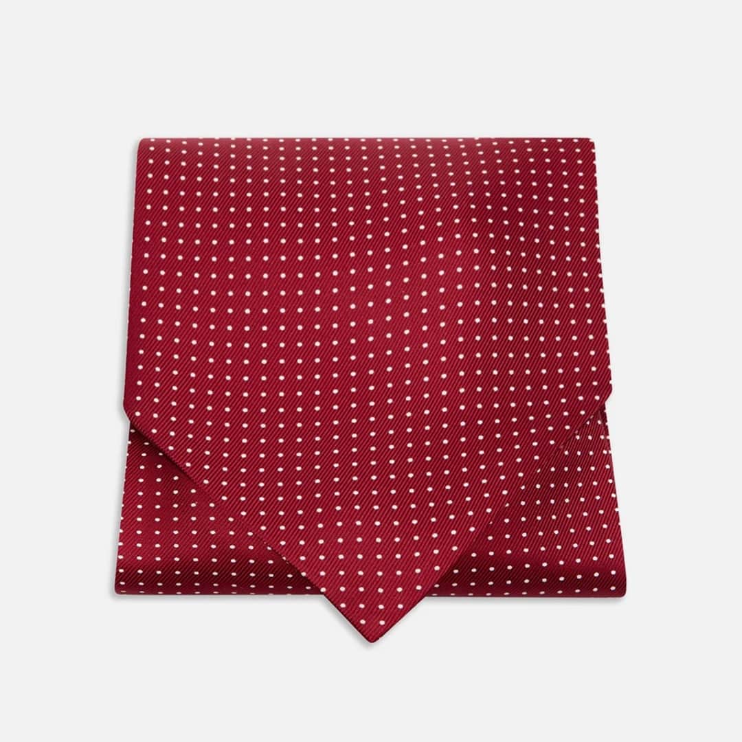 ターンブル&アッサーのインスタグラム：「The dandy man's dapper favourite, a soft silk cravat tie is a suave alternative to traditional knotted neckwear. The perfect accessory to wear with an open collar shirt. ⁠ ⁠ #TurnbullandAsser」