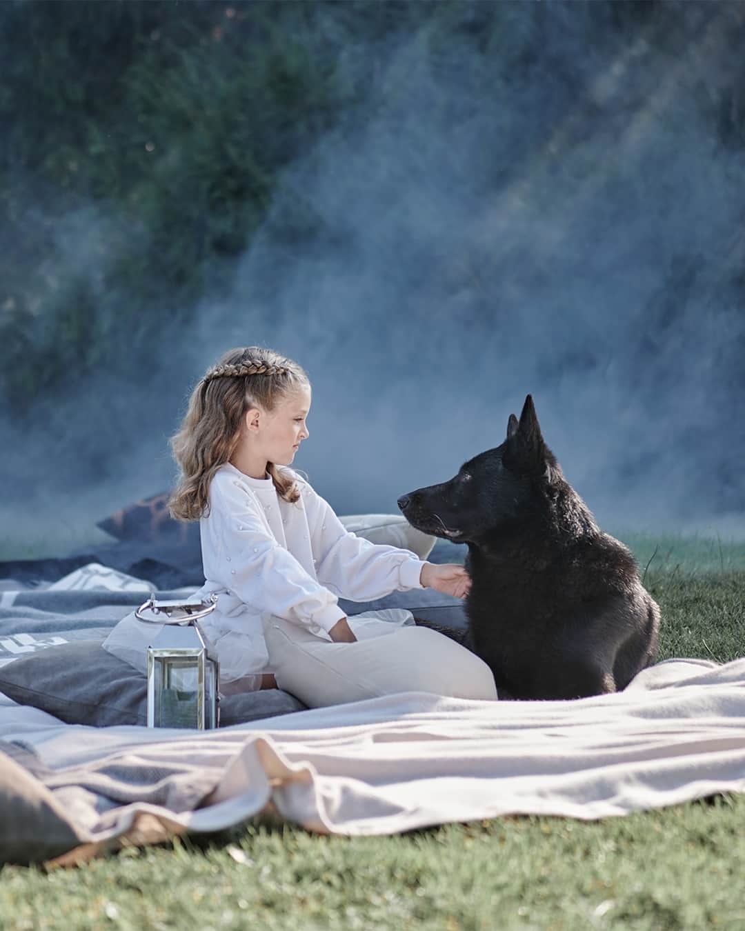 フレッテのインスタグラム：「Immerse yourself in the magical and delightful essence of the holiday season with exquisite holiday pieces, crafted from the finest cashmere, wool, suede, and silk. ⁠ ⁠ #Frette #MomentsOfDreaming」