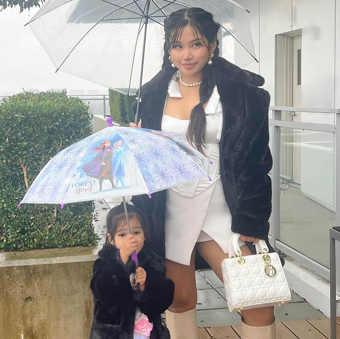 エリーゼ・エストラーダのインスタグラム：「Raincouver is back…and Halo is here for it. Nothing faux fur, umbrellas and rain boots can’t fix ☔️  . “Talita satin corset top” @fashionnova 🤍 . Happy Friday loves.  . #fallfashion #fashionnovapartner #fashionnova #ootd #mommyanddaughter #mommyandme」