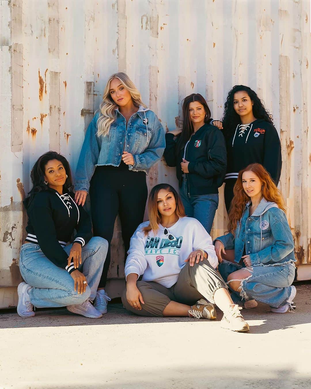 エリン・アンドリューズのインスタグラム：「Did someone say sweater weather? The NWSL is excited to launch a brand new Fall collection and partnership with @wearbyea. 🔥 • Get Fall ready and purchase your gear at the NWSL Shop 🔗 in our bio! (📷 @_nellez)」