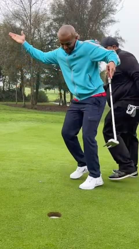 ロバート・アーンショウのインスタグラム：「A wet but enjoyable day of golf ⛳️  A good laugh with @joe16led Kash & Roger Gibbins   Don’t be fooled we lost lots of balls but laughed around the 18  Well done @fawales golf day and the team putting it all together  @suzannetwammers   #golf #football #fun」
