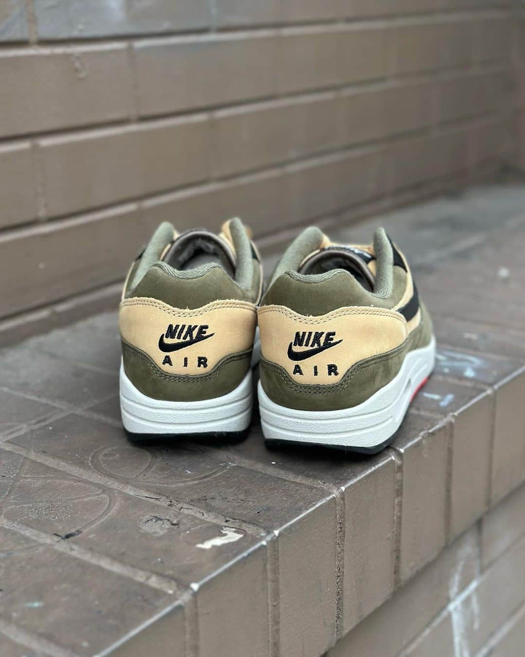 Mr. Tyさんのインスタグラム写真 - (Mr. TyInstagram)「#newpickup #nikebyyou #airmax1 3 of 4. I was itching to use the olive nubuck in some capacity on an Air Max. Went with olive on the mudguard, sesame upper for some contrast, black leather swoosh with black nubuck accents, and I added red accents for a vibrant pop of color! No velvet lining this go around, didn’t want to interrupt the balance. Overall this pair ended up being pretty clean.  #am1 #ids #complexkicks #airmax kissmyairs #mynikeids #airmax87 #airmaxone #nikeid #complexkicks #ijustlikeshoes #theshoegame #airmaxalways #mynikeid #crepecity #ファッション #コーティネート」10月21日 2時15分 - regularolty