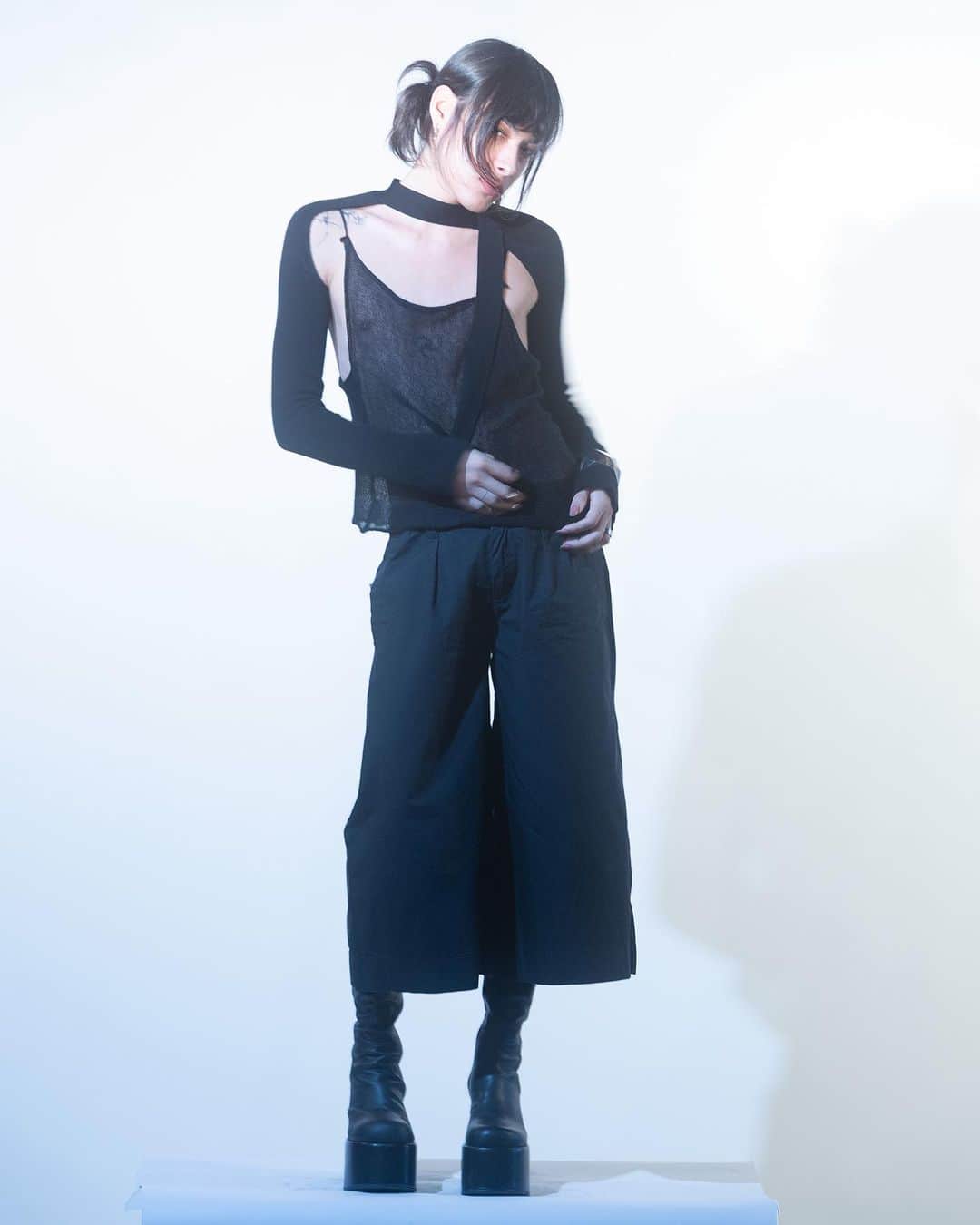 UNIFさんのインスタグラム写真 - (UNIFInstagram)「Our new Ion Shrug. Ft Klem Pant + Pico Top + Crypto Boot」10月21日 2時09分 - unif