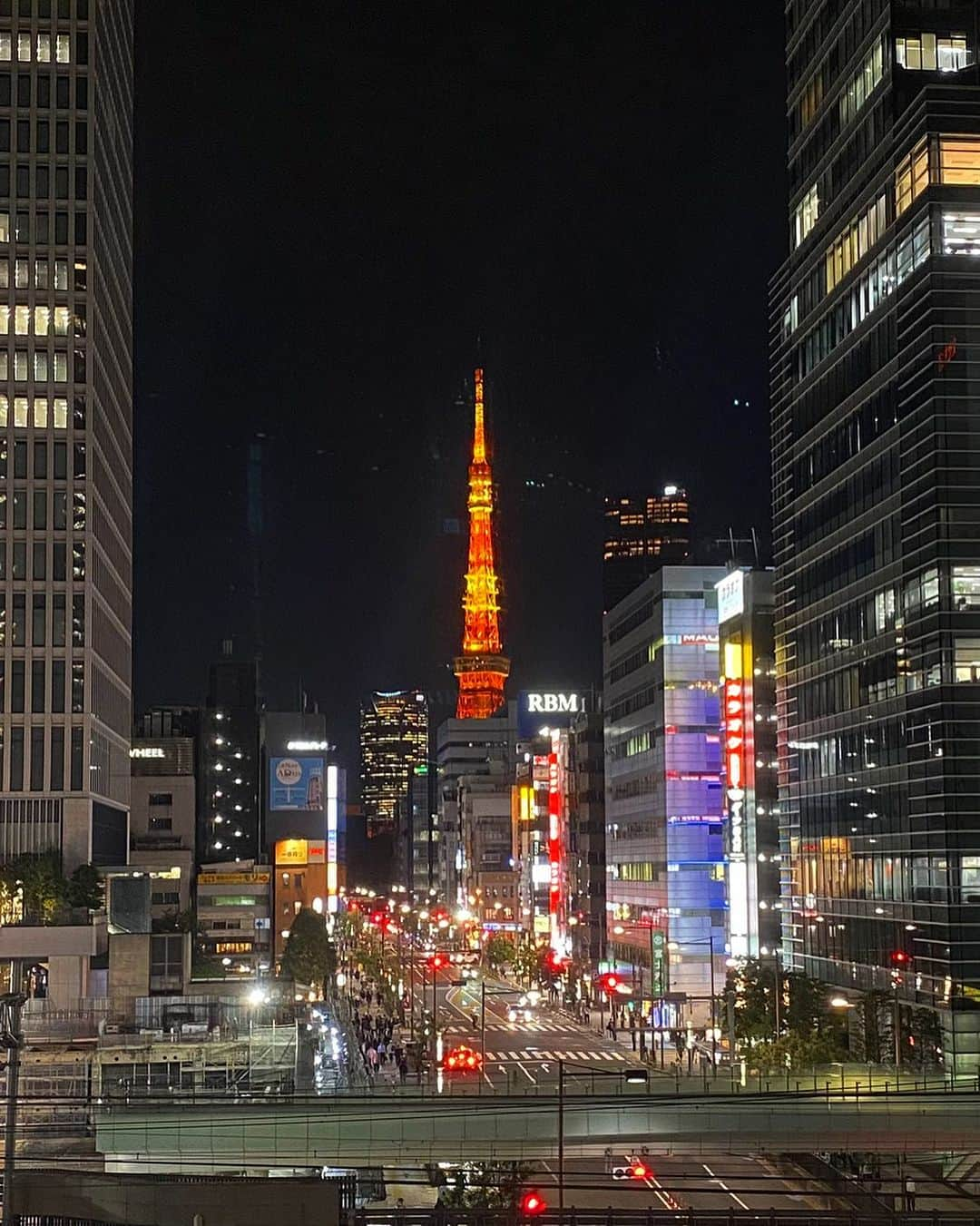 InterContinental Tokyo Bayさんのインスタグラム写真 - (InterContinental Tokyo BayInstagram)「. ホテルの最寄り駅、竹芝駅から浜松町駅までの空中歩道から、レインボーブリッジをはじめ、東京タワーのライトアップをご覧いただくことができます。  東京タワーでは、10月23日月曜日20時〜22時まで、『インフィニティ・ダイヤモンドヴェール』のライトアップがされます。  静かでポエティックな動きと、含味された美しい光色が特長とのこと、お見逃しなく✨ なお、毎週月曜の夜に月毎に定められたカラーでライトアップされ、10月は茜色に輝くそうです。詳しくは東京タワーのホームページをご覧ください。  #intercontinentaltokyobay  #インターコンチネンタル東京ベイ  #ホテルインターコンチネンタル東京ベイ  #夜景 #夜景スポット #東京タワー #東京タワー夜景 #東京タワー🗼  #東京タワーが好き #東京タワーライトアップ  #tokyotower #tokyotower🗼 #茜色  #空中歩道 #ペデストリアンデッキ  #イルミネーション #ライトアップ #秋  #autumn #fall #tokyosightseeing」10月21日 2時10分 - intercontitokyobay