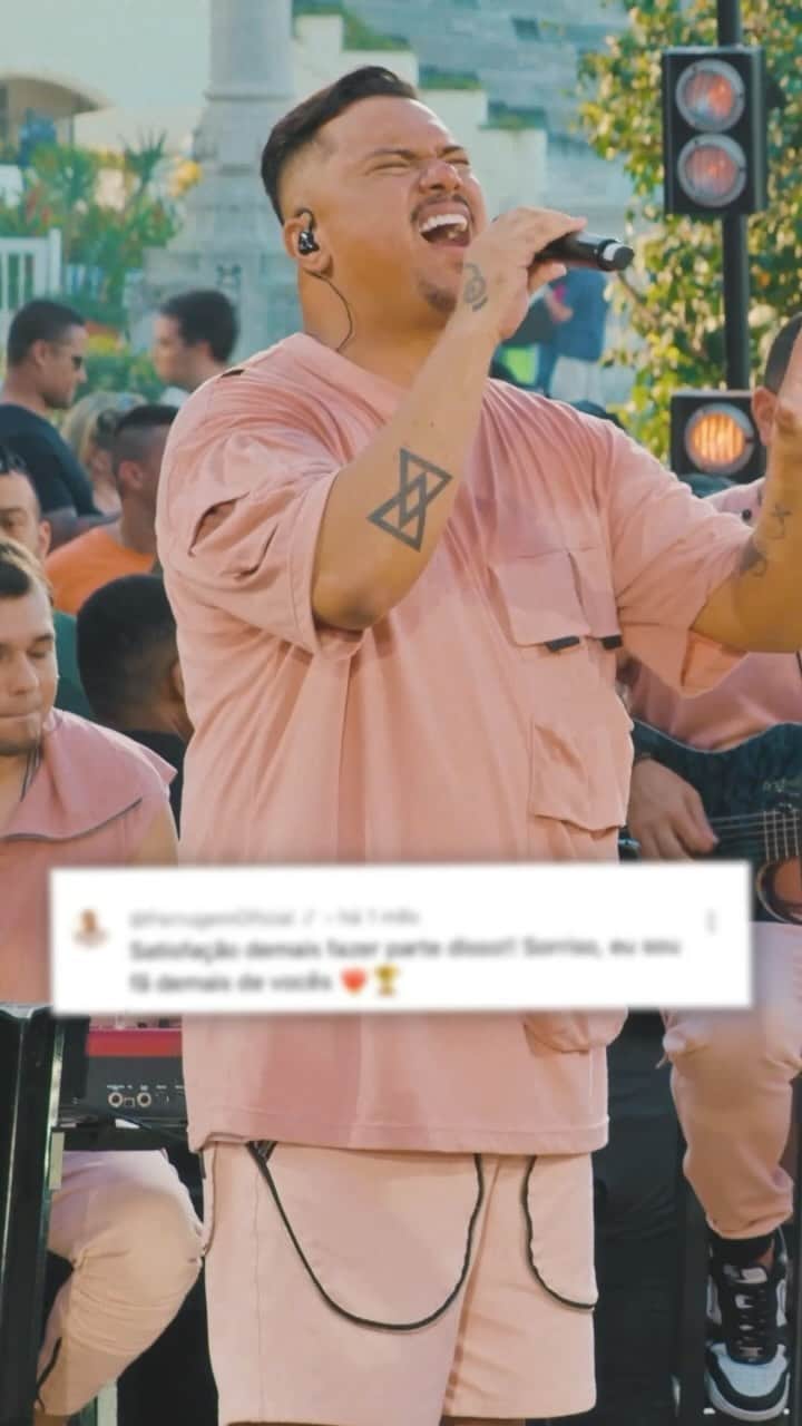 Sorriso Marotoのインスタグラム：「Pensa em um feat e num pagode que deu certo, turma! 🤩 @ferrugem   ELA já chegou conquistando os corações pagodeiros e a gente fica feliz demais de ler os comentários de vocês! 🙌🏽♥️  Foi + uma vez o clipe mais assistido da semana no TVZ e já são + de 11 milhões lá no YouTube. 🏆 Aproveita que SEXTOU e corre lá pra ouvir e assistir! 🎶」