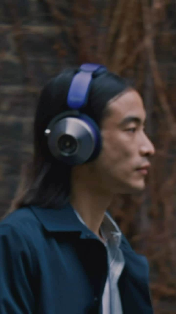 Dysonのインスタグラム：「City companion. 🚶‍♂️🎶  Engineered with eight active noise-cancelling microphones, the Dyson Zone™ noise-cancelling headphones reduce external environmental noise for advanced noise cancellation.   Discover more using the link in bio.  #DysonZone #DysonHeadphones #NoiseCancelling #DysonTechnology」