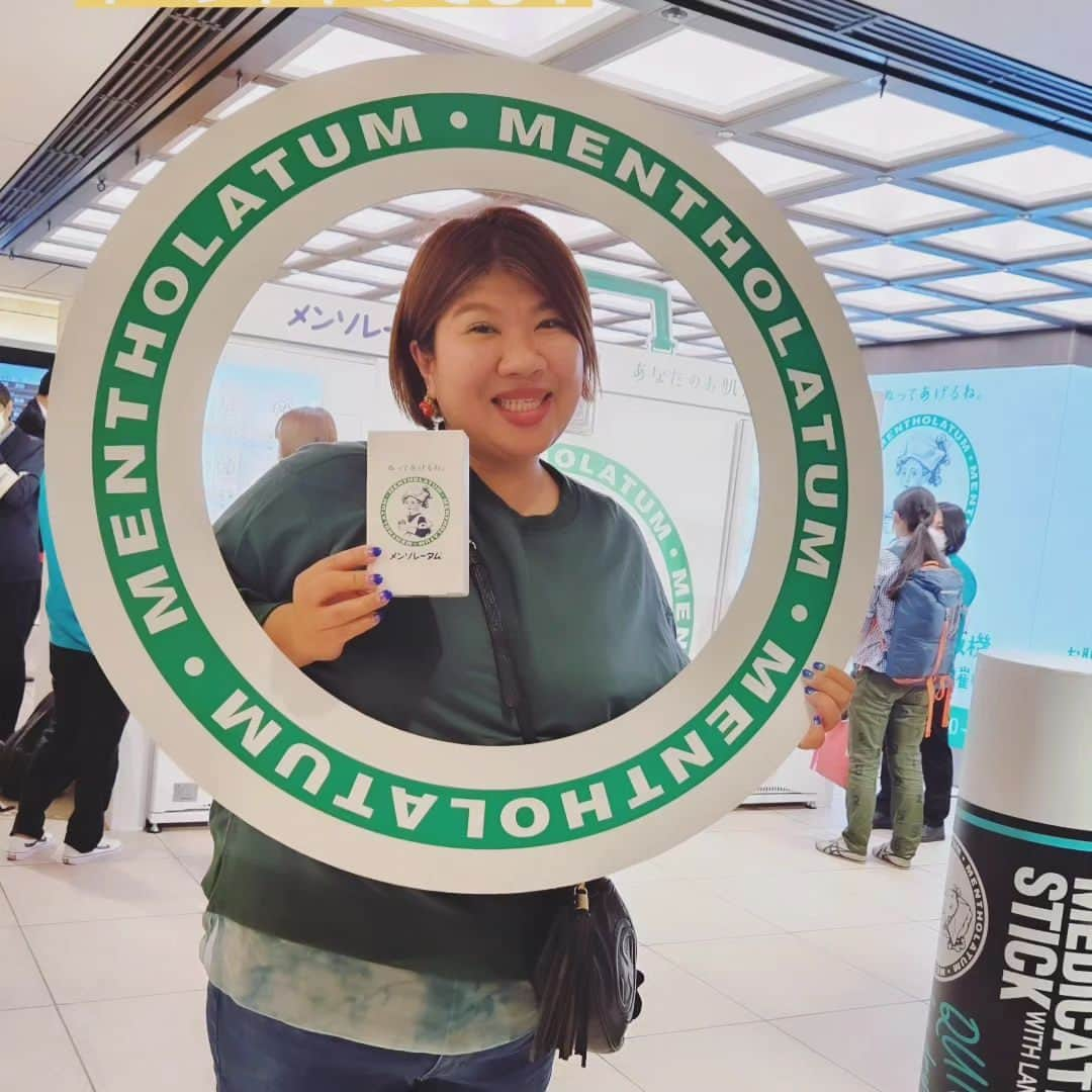 八つ橋てまりさんのインスタグラム写真 - (八つ橋てまりInstagram)「東京駅✨  @mentholatum2021  東京駅で今日までイベントやってるよ✨  「メンソレータム お肌のしんぱい自販機」サンプリングイベント  場所【JR東日本東京駅 スクエア ゼロ(駅構内)】  11時00分～19時00分 (なくなり次第、終了)  TikTokの動画で見つけて、大阪でこの間やっていたから教えたら、その子が東京でもやるよって教えてくれたから、私は行けた✨ありがとう🍯カビちゃん❤️  自販機に設置されている、自分のの肌悩みに一番近いボタンを押して出てきた商品がもらえるよ✨  参加条件→Instagramメンソレータム公式アカウントまたは、X（旧Twitter）ロート製薬公式アカウントのフォロワーになること  てまりは、唇の荒れがきになるからリップを頂いてきたよ💄  スタッフさんも優しくて、スムーズに列も進んだよ🎵  いってみてねー✨  #メンソレータム #東京駅 #スクエアゼロ #ロート製薬 #お肌の悩み #自販機 #八ツ橋てまり #歩くパワースポット」10月21日 2時19分 - temari.odebu