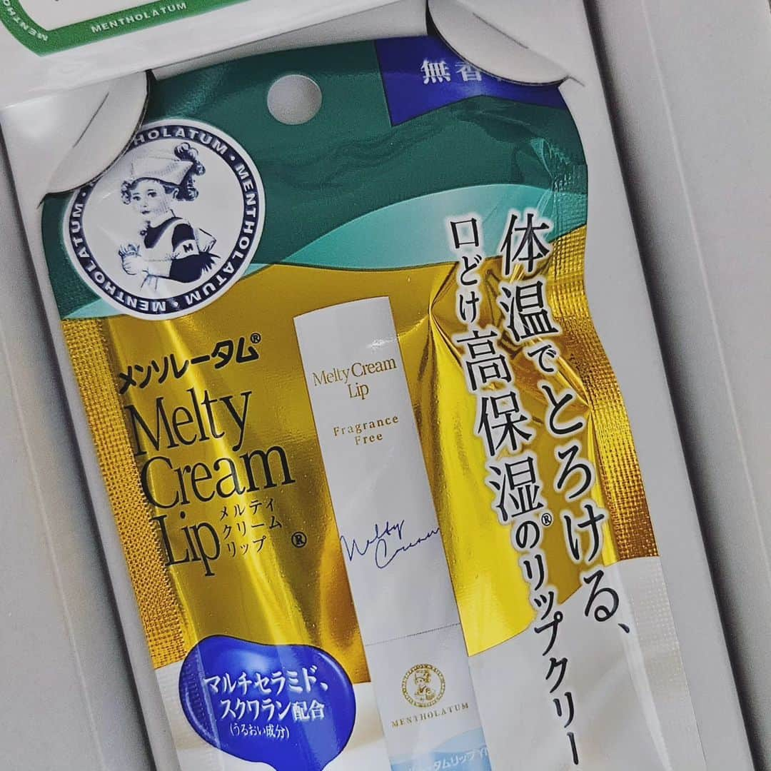 八つ橋てまりさんのインスタグラム写真 - (八つ橋てまりInstagram)「東京駅✨  @mentholatum2021  東京駅で今日までイベントやってるよ✨  「メンソレータム お肌のしんぱい自販機」サンプリングイベント  場所【JR東日本東京駅 スクエア ゼロ(駅構内)】  11時00分～19時00分 (なくなり次第、終了)  TikTokの動画で見つけて、大阪でこの間やっていたから教えたら、その子が東京でもやるよって教えてくれたから、私は行けた✨ありがとう🍯カビちゃん❤️  自販機に設置されている、自分のの肌悩みに一番近いボタンを押して出てきた商品がもらえるよ✨  参加条件→Instagramメンソレータム公式アカウントまたは、X（旧Twitter）ロート製薬公式アカウントのフォロワーになること  てまりは、唇の荒れがきになるからリップを頂いてきたよ💄  スタッフさんも優しくて、スムーズに列も進んだよ🎵  いってみてねー✨  #メンソレータム #東京駅 #スクエアゼロ #ロート製薬 #お肌の悩み #自販機 #八ツ橋てまり #歩くパワースポット」10月21日 2時19分 - temari.odebu