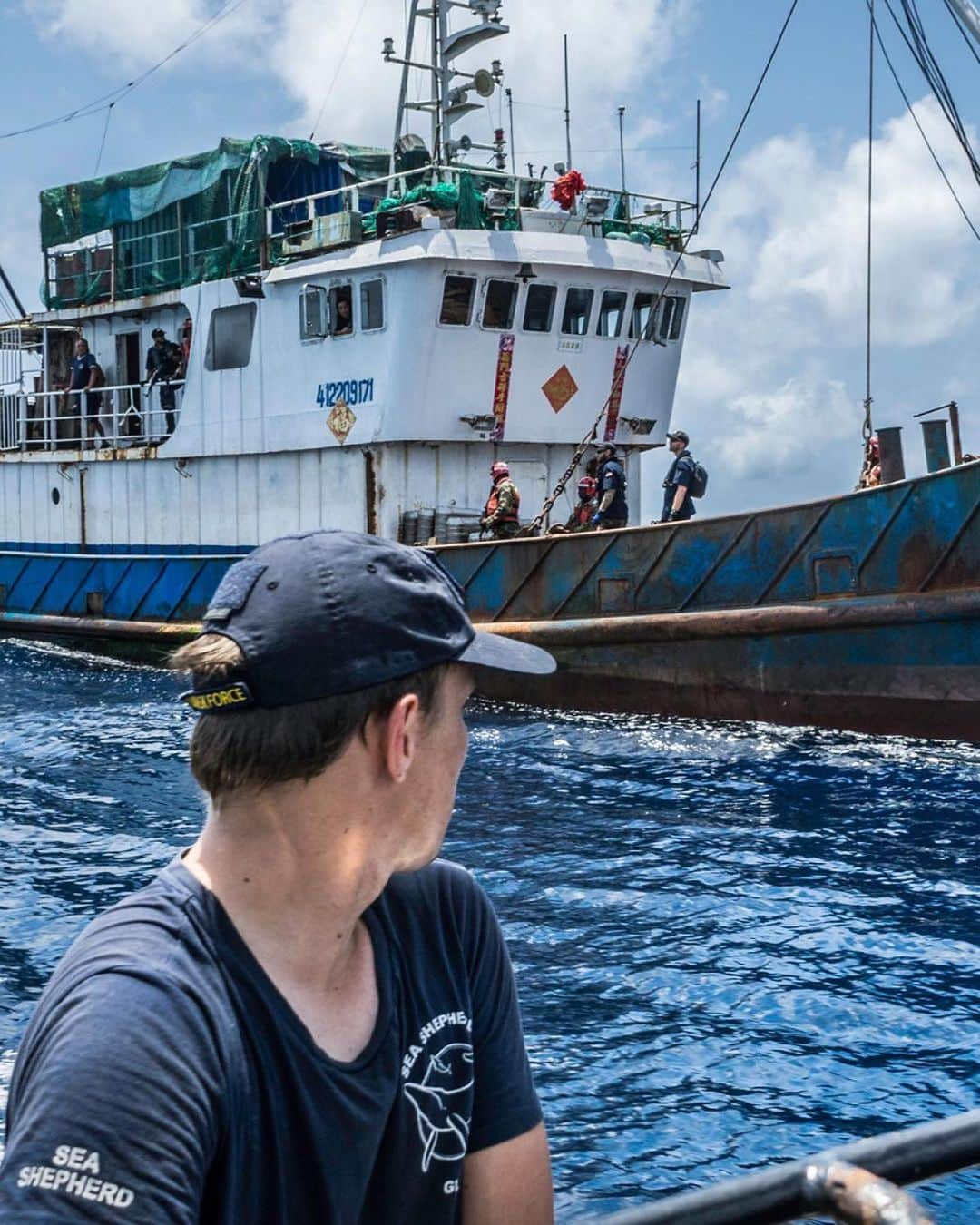 クリス・シャーマさんのインスタグラム写真 - (クリス・シャーマInstagram)「Repost from @tenayaclimbing • CLIMB FOR THE OCEAN  There’s still time to participate!  Tenaya is proud to partner with global NGO @seashepherd for the CLIMB FOR THE OCEAN project to raise awareness about our amazing oceans.  We challenge you to climb a quarter nautical mile (463 meters / 1,500 feet) this month to raise awareness and funds to help protect the oceans.  Participate in the challenge and log your progress through the @vertical.life.climbing app.  You can climb in any style you’d like—indoors, outdoors, sport, multi-pitch, boulders, and of course, deep-water soloing! There are great prizes to be won. Good luck!  Visit the Tenaya blog for details and more ways to help defend our oceans (link in bio).  📷: 1, 5 @giancolafoto, 2-4, 6 @seashepherd  #seashepherd #seashepherdstore #climbfortheocean @tenayaclimbing @seashepherd」10月21日 2時22分 - chris_sharma