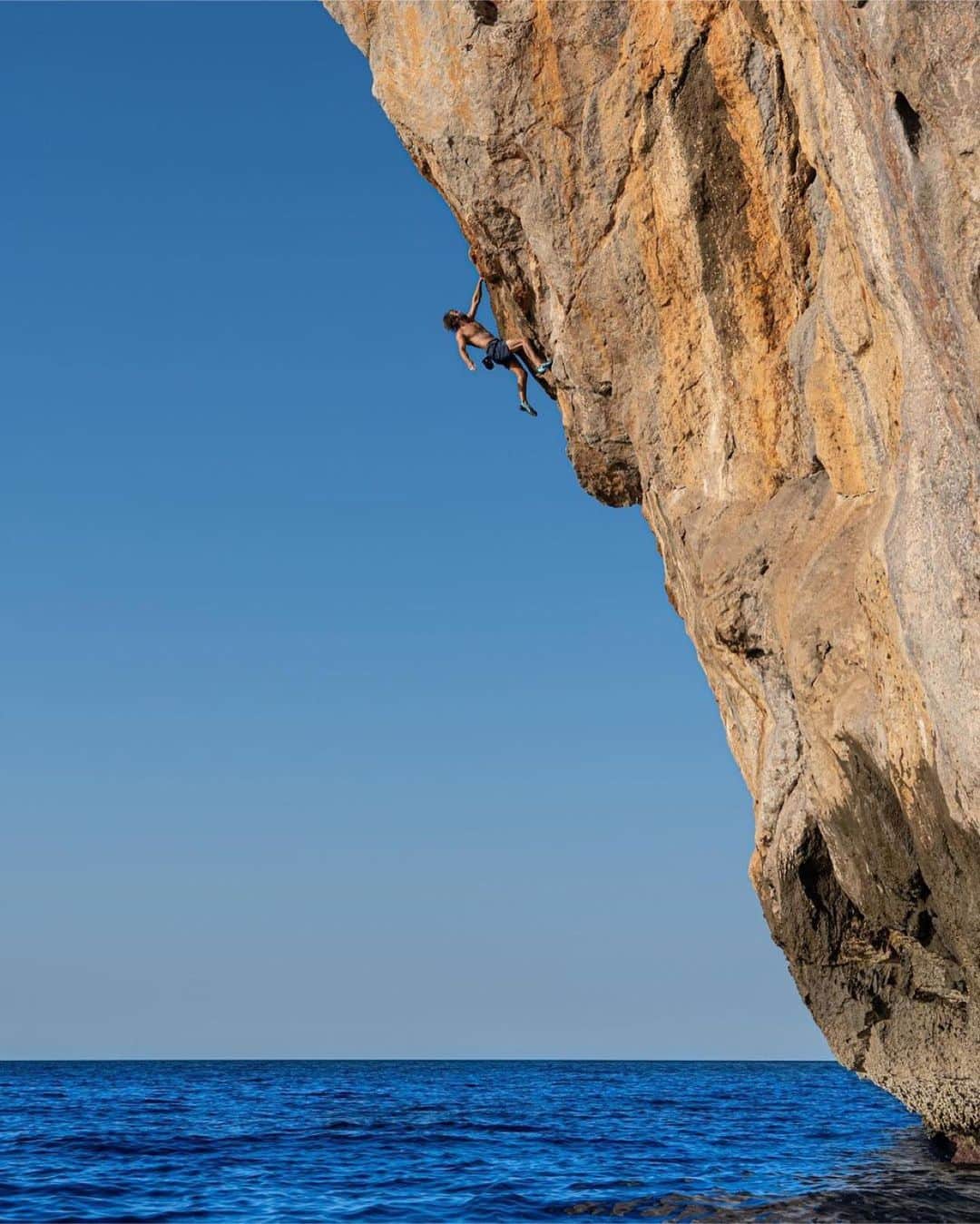 クリス・シャーマのインスタグラム：「Repost from @tenayaclimbing • CLIMB FOR THE OCEAN  There’s still time to participate!  Tenaya is proud to partner with global NGO @seashepherd for the CLIMB FOR THE OCEAN project to raise awareness about our amazing oceans.  We challenge you to climb a quarter nautical mile (463 meters / 1,500 feet) this month to raise awareness and funds to help protect the oceans.  Participate in the challenge and log your progress through the @vertical.life.climbing app.  You can climb in any style you’d like—indoors, outdoors, sport, multi-pitch, boulders, and of course, deep-water soloing! There are great prizes to be won. Good luck!  Visit the Tenaya blog for details and more ways to help defend our oceans (link in bio).  📷: 1, 5 @giancolafoto, 2-4, 6 @seashepherd  #seashepherd #seashepherdstore #climbfortheocean @tenayaclimbing @seashepherd」