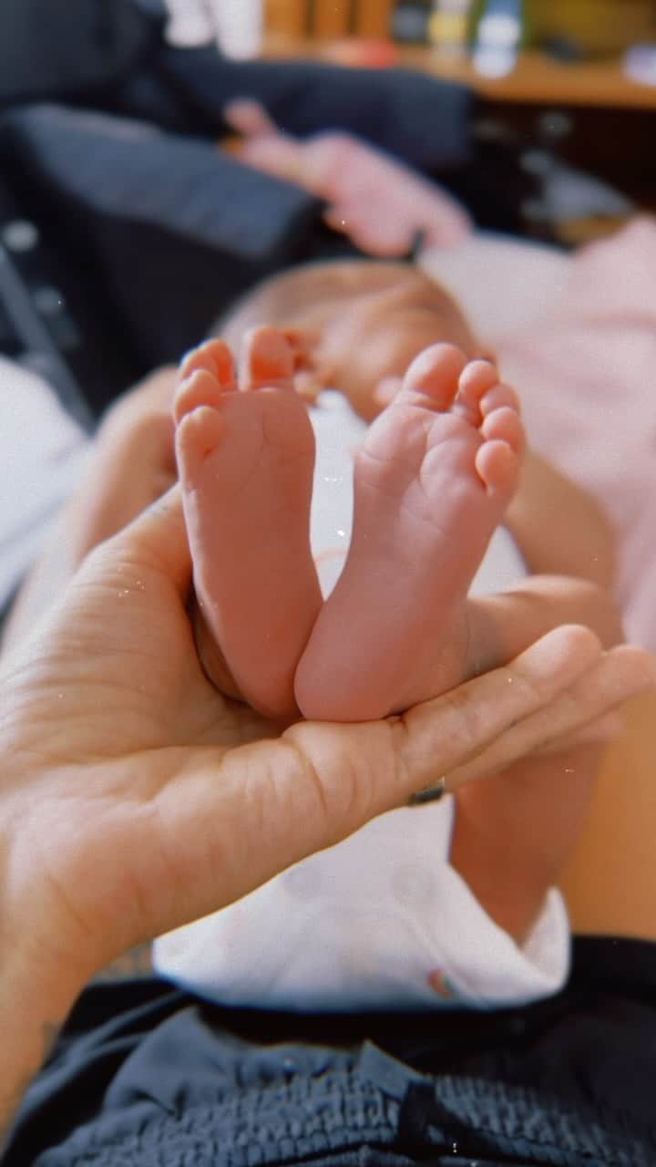 ガブリエル・モラエスのインスタグラム：「você nasceu, eu renasci!🤱🏻 amor da minha vida 💖」