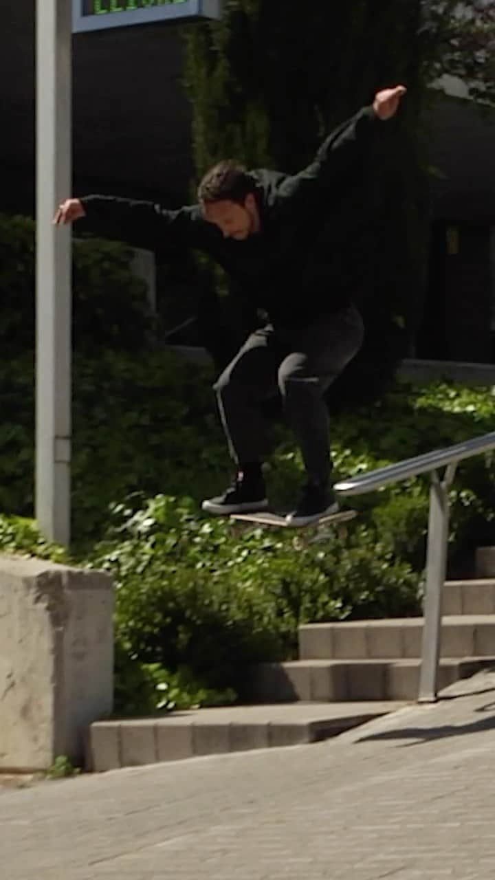 オースティン・ジレットのインスタグラム：「“Know You My Own Way” is now playing over at @thrashermag. Thanks for all the support of the years💋」