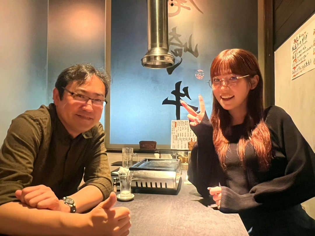 青木歌音のインスタグラム：「世界大学ランキング2位の大学で教授されてる 野村泰紀さんが理解不能なのですが視聴者さんだったので、職権乱用してコラボ動画を撮影しました😵‍💫！！！  世界的な物理学者で最近色んなメディアにご出演されてたり、宇宙に関する本を出版したら4万部も売ってしまうスゴい人です。。  実はそんな方とは知らず 最初に野村さんからコメント来た時は コメ返でフランクにタメ口で返してしまい、のちに正体を知り震えが止まらなくなり謝罪したのが出会いのキッカケですwwwww  【野村泰紀さん】 日本の物理学者 東京大学→東京大学大学院修了　 ・カリフォルニア大学バークレー校教授 ・バークレー理論物理学センター所長 ・マサチューセッツ工科大学客員教授 ・アメリカ物理学会フェロー」