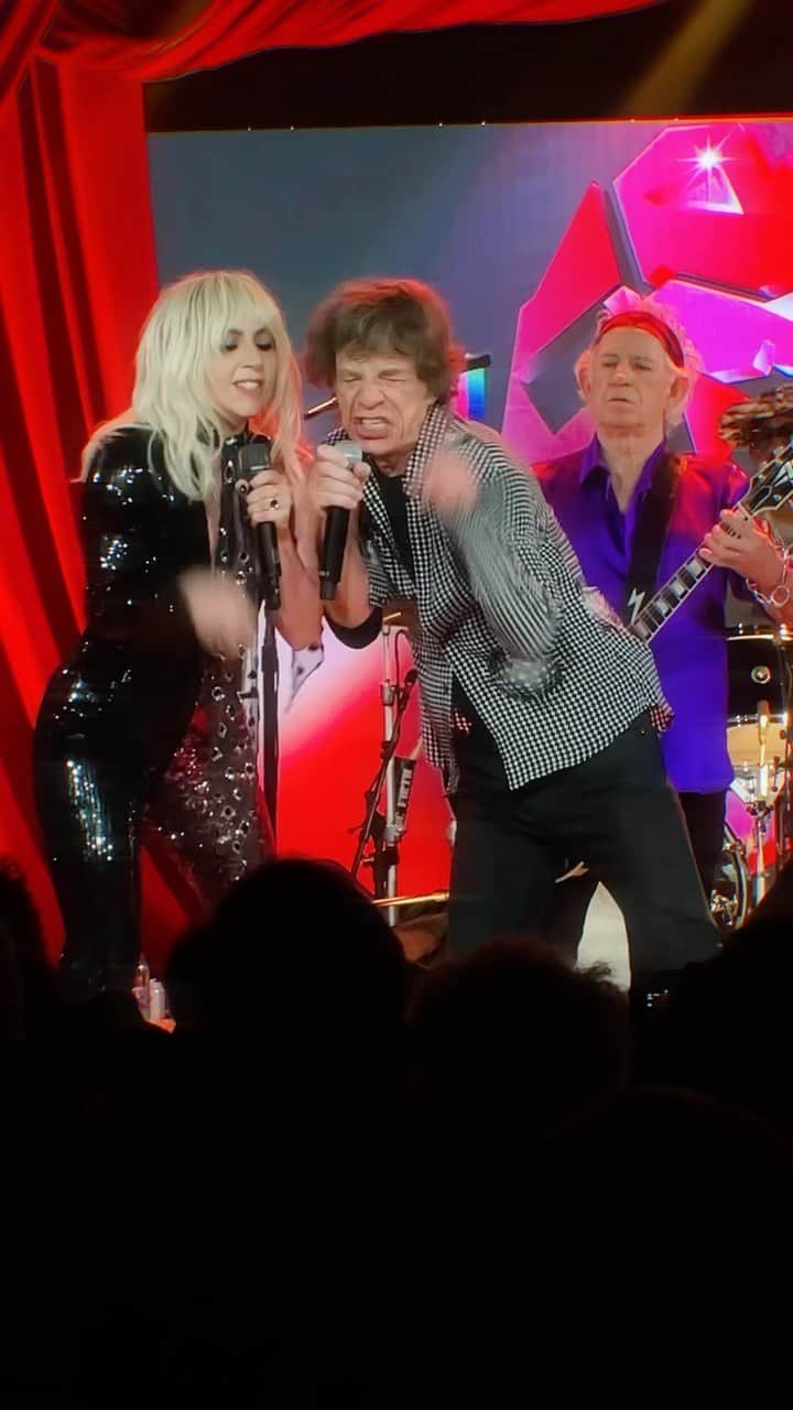NikkieTutorialsのインスタグラム：「beyond excited to be in NYC to celebrate the release of Hackney Diamonds, the new album by @TheRollingStones and see these legends perform LIVE 🤯🔥👅 #HackneyDiamonds」
