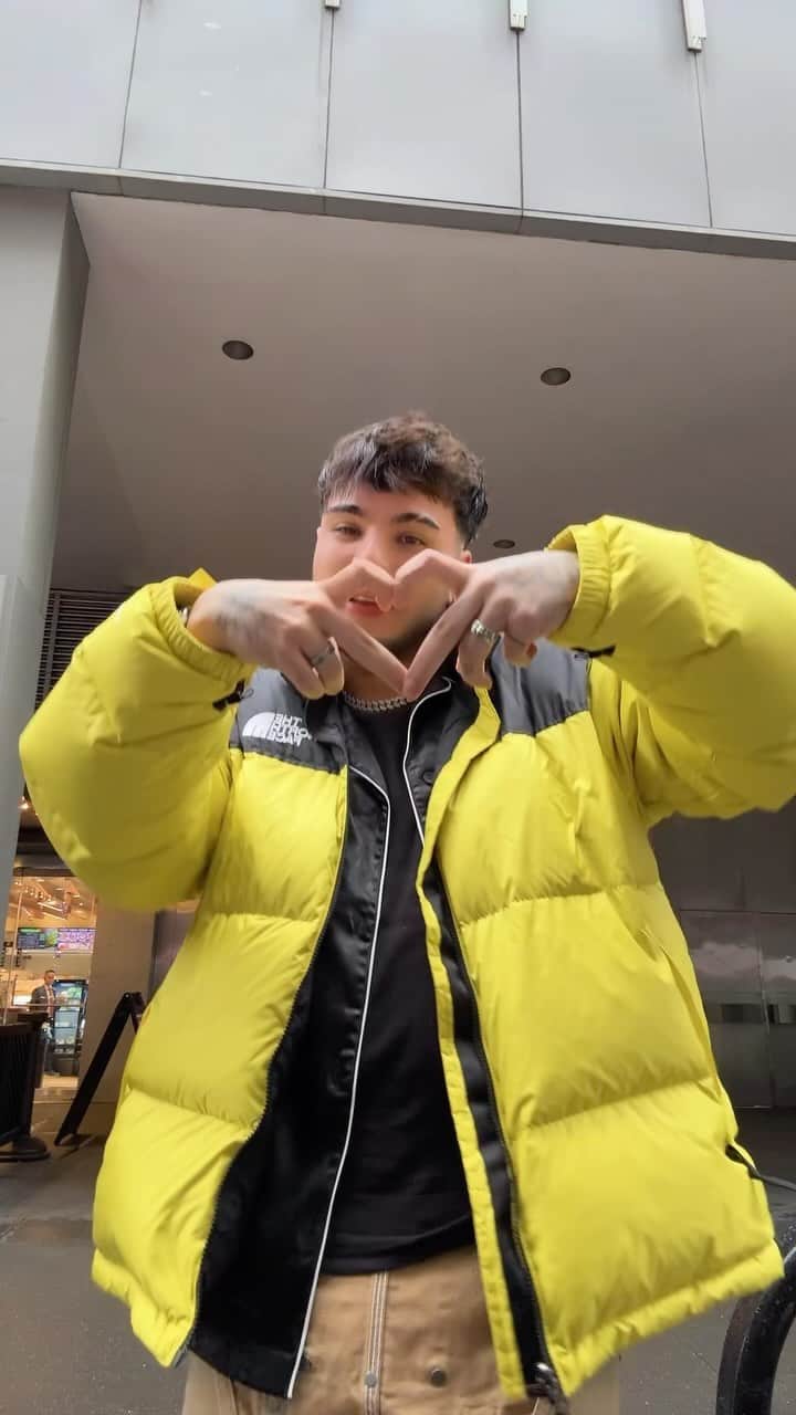 Sebastián Villalobosのインスタグラム：「JAJAJAJAJAJAJA me estoy estrenando como coreógrafo! 🫣 esta mañana decidí crear un “trend” para mi nueva canción, así que si se animan a hacerlo, mi corazón va sentirse muy feliz 🫶🏼✨ ESTARÉ PUBLICANDO EN HISTORIAS A LOS QUE LO HAGAN ✌🏼😌!」