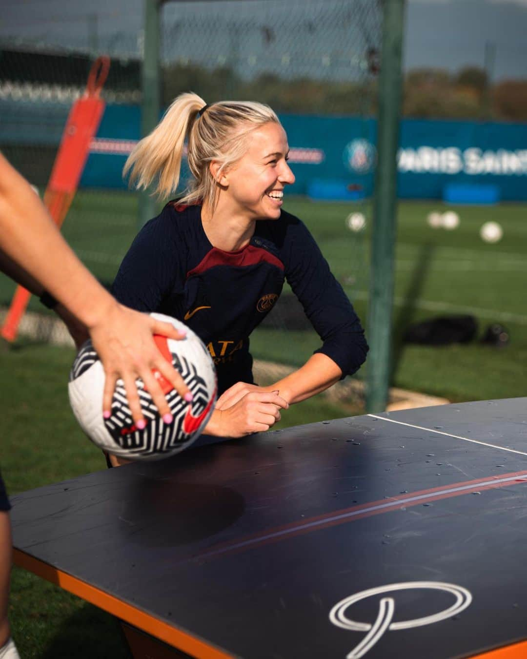 ジャッキー・グローネンのインスタグラム：「I freaking love my job! ♥️(And hanging on tables as you can see)   Just admiring @_clarehunt and her great tech ball skills.   📸 by @laura_pestel」