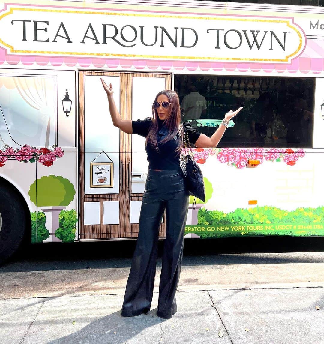 リサ・アンさんのインスタグラム写真 - (リサ・アンInstagram)「#flashbackfriday  🖤 @teaaroundtownnyc 🖤 The cutest lil nyc city adventure! I highly recommend adding Tea Around Town to your must do list 🫖🪷  #teaaroundtownnyc #tea #fancy #thereallisaann」10月21日 2時59分 - thereallisaann