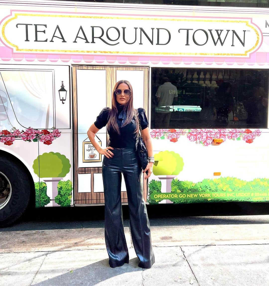 リサ・アンさんのインスタグラム写真 - (リサ・アンInstagram)「#flashbackfriday  🖤 @teaaroundtownnyc 🖤 The cutest lil nyc city adventure! I highly recommend adding Tea Around Town to your must do list 🫖🪷  #teaaroundtownnyc #tea #fancy #thereallisaann」10月21日 2時59分 - thereallisaann