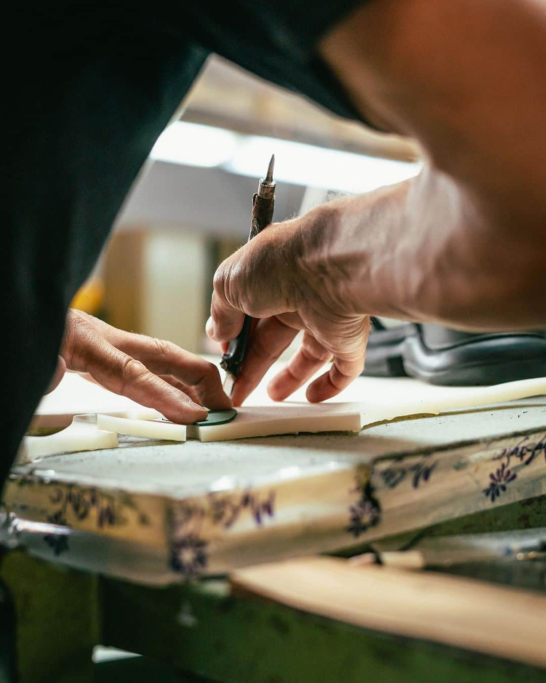 スウェアさんのインスタグラム写真 - (スウェアInstagram)「The devil’s in the details.⁠ ⁠ Follow the process of making the iconic Air. Rev. With all our shoes being hand-assembled and made-to-order in Portugal, we can minimise waste whilst keeping a close eye on quality. ⁠  #SWEARinthemaking」10月21日 3時01分 - swearlondon