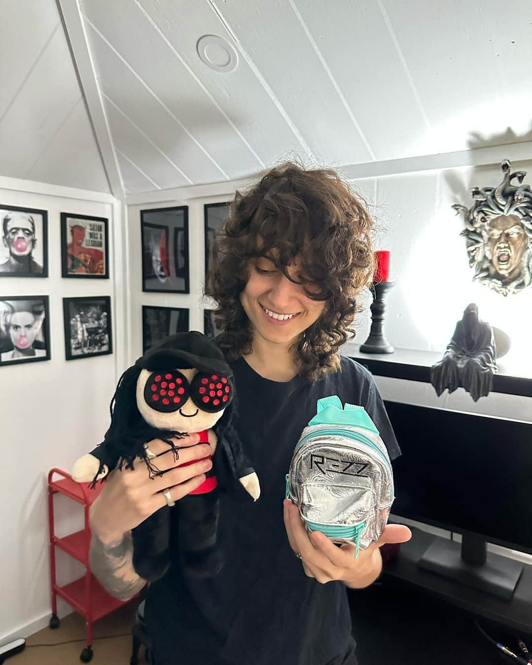 REZZさんのインスタグラム写真 - (REZZInstagram)「NEW MERCH JUS DROPPED.  yes that’s a Rezz plushie lol   Rezzshop.com」10月21日 3時01分 - officialrezz