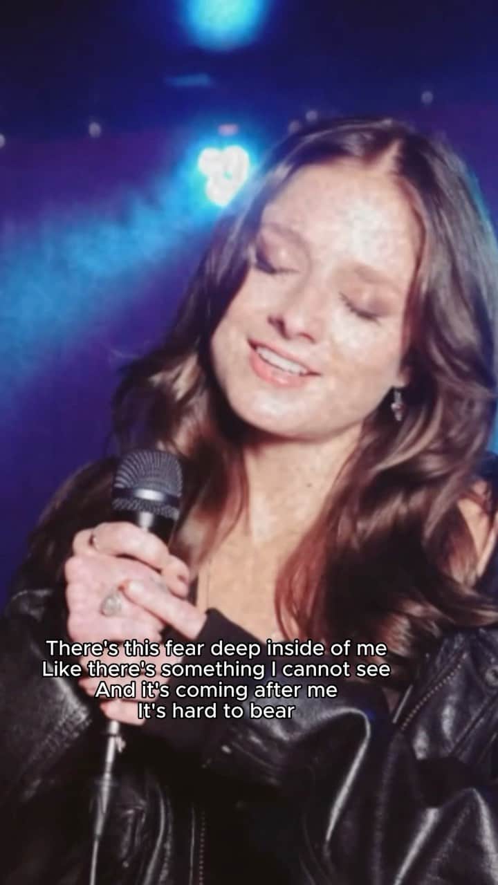 ジャッキー・エヴァンコのインスタグラム：「Where are my anxious girls and over-thinkers?! If this song isn’t stuck in your head by now, it should be 🖤 🎥: Link in bio. #BehindMyEyes」