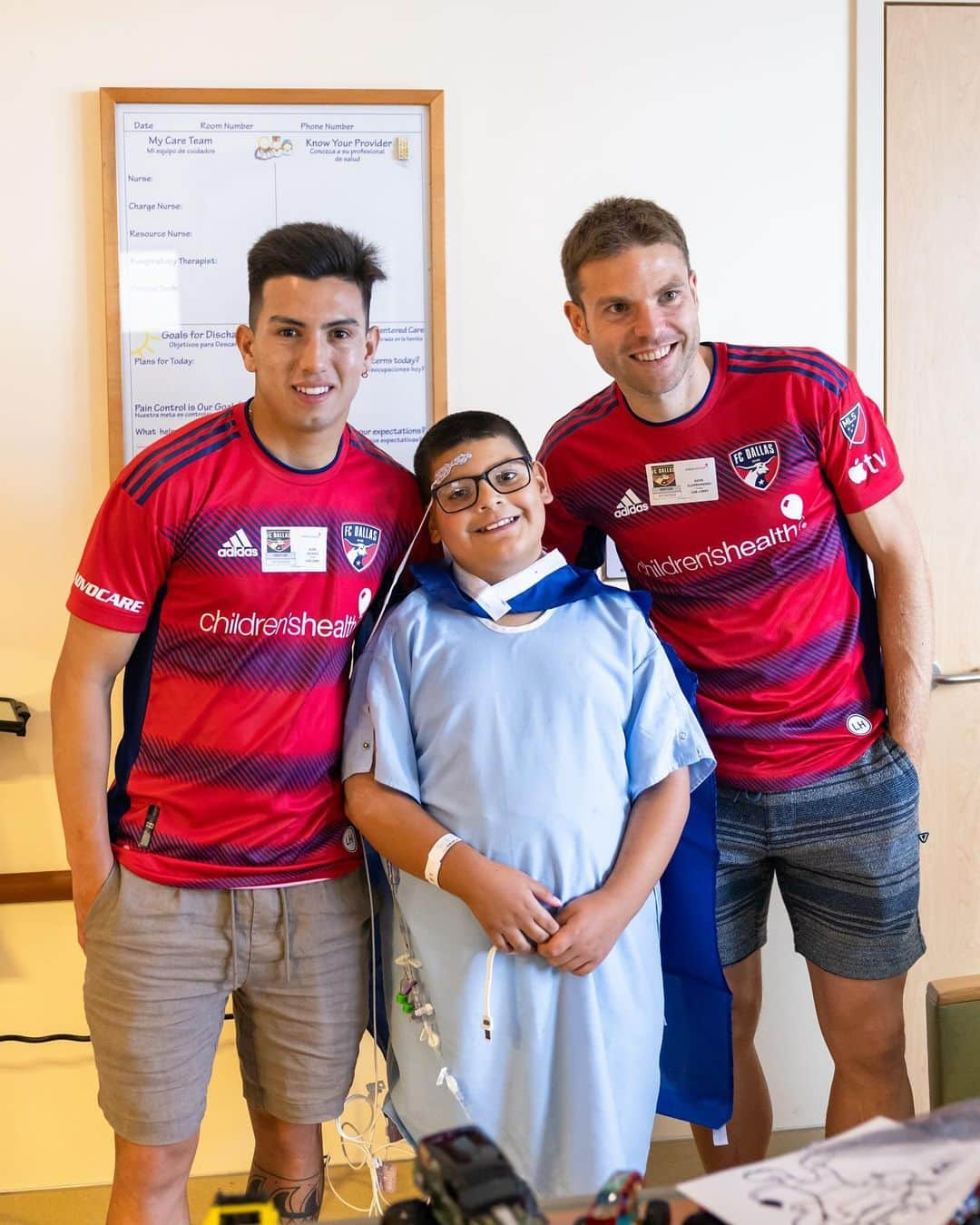 アシエル・イジャラメンディさんのインスタグラム写真 - (アシエル・イジャラメンディInstagram)「Para la comunidad ❤️  Asier and Alan recently took a trip to @childrens to spend some time with the patients and play lotería!」10月21日 3時10分 - illarra4