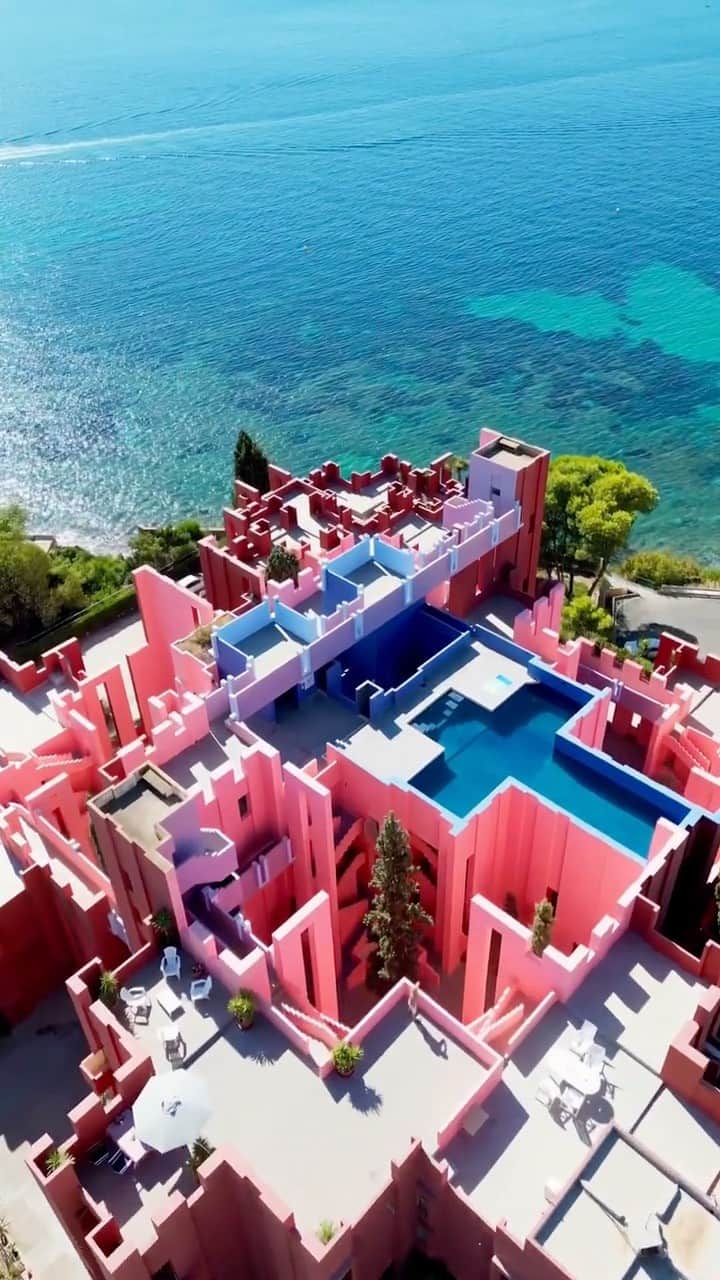のインスタグラム：「Does this look familiar? You may recognize this unique architecture from the popular Netflix show, Squid Games. This postmodern apartment complex in Calpe, Spain, called La Muralla Roja, inspired the set for the TV show. Pretty neat, right?!  🎥 @davids.castello」