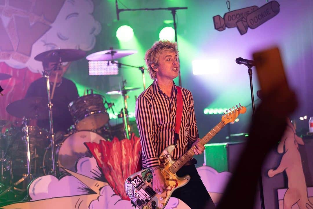 Green Dayさんのインスタグラム写真 - (Green DayInstagram)「Viva Las Vegas 🎲🐰🍻 Thanks to all ya zombies who tore it up with us last night at Fremont Country Club 🤘🏼 Felt good to play Dookie and debut "The American Dream is Killing Me" live (come back to hear it on Tuesday!!). Here we come When We Were Young!!!  📸 @paranoidtrooper」10月21日 3時13分 - greenday