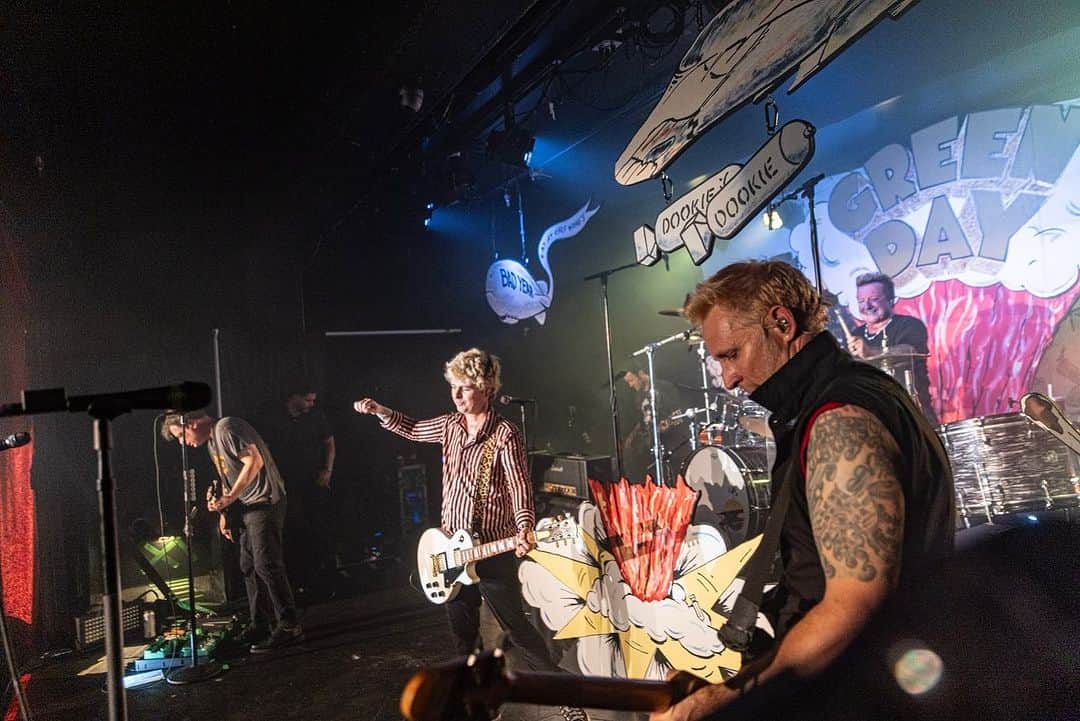 Green Dayさんのインスタグラム写真 - (Green DayInstagram)「Viva Las Vegas 🎲🐰🍻 Thanks to all ya zombies who tore it up with us last night at Fremont Country Club 🤘🏼 Felt good to play Dookie and debut "The American Dream is Killing Me" live (come back to hear it on Tuesday!!). Here we come When We Were Young!!!  📸 @paranoidtrooper」10月21日 3時13分 - greenday
