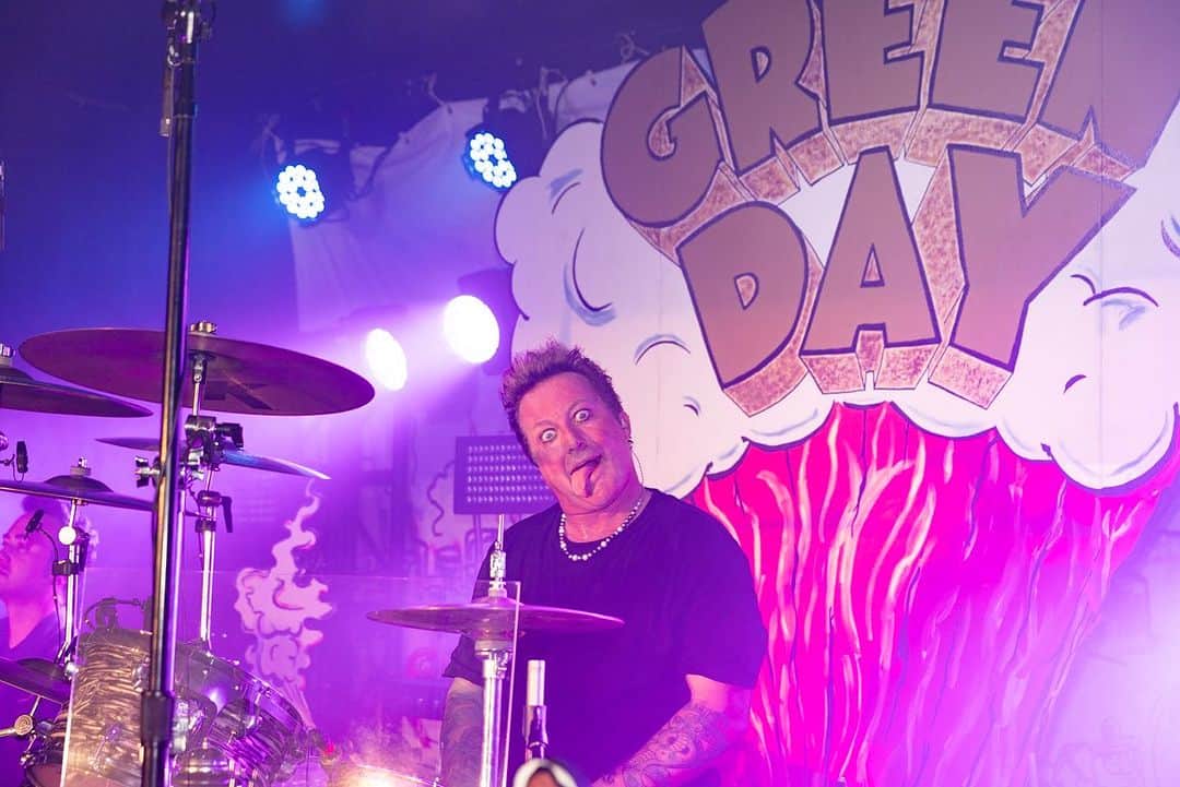 Green Dayさんのインスタグラム写真 - (Green DayInstagram)「Viva Las Vegas 🎲🐰🍻 Thanks to all ya zombies who tore it up with us last night at Fremont Country Club 🤘🏼 Felt good to play Dookie and debut "The American Dream is Killing Me" live (come back to hear it on Tuesday!!). Here we come When We Were Young!!!  📸 @paranoidtrooper」10月21日 3時13分 - greenday