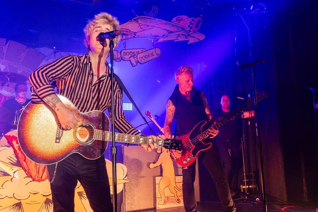 Green Dayさんのインスタグラム写真 - (Green DayInstagram)「Viva Las Vegas 🎲🐰🍻 Thanks to all ya zombies who tore it up with us last night at Fremont Country Club 🤘🏼 Felt good to play Dookie and debut "The American Dream is Killing Me" live (come back to hear it on Tuesday!!). Here we come When We Were Young!!!  📸 @paranoidtrooper」10月21日 3時13分 - greenday