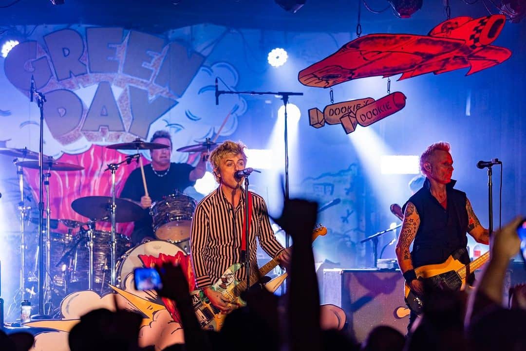 Green Dayのインスタグラム：「Viva Las Vegas 🎲🐰🍻 Thanks to all ya zombies who tore it up with us last night at Fremont Country Club 🤘🏼 Felt good to play Dookie and debut "The American Dream is Killing Me" live (come back to hear it on Tuesday!!). Here we come When We Were Young!!!  📸 @paranoidtrooper」
