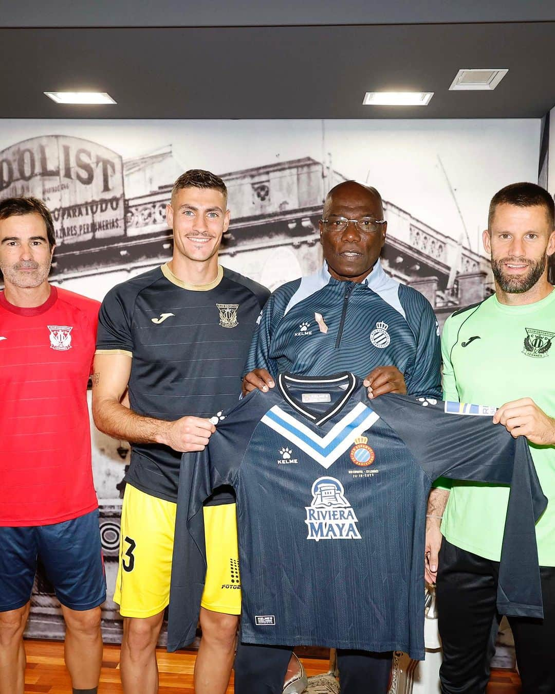 RCDエスパニョールのインスタグラム：「En honor al mítico portero y exjugador del #RCDE, Ricardo Zamora, entregamos nuestra camiseta escapulada al @CDLeganes 🧤」