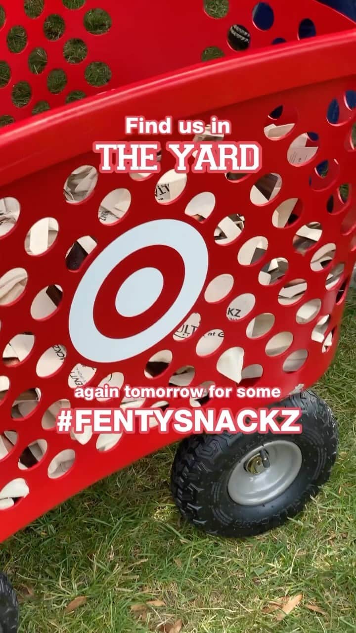Target Styleのインスタグラム：「Howard University, today was EVERYTHING. 🎓💙🥰 We had the best time with you at our @FentyBeauty x #UltaBeautyatTarget pop-up! We brought out our special baskets to offer free samples of #FentySnackz 🍭🥨✨ An exclusive assortment of viral @FentyBeauty faves in minis & sets, NOW at #UltaBeautyatTarget. We’ll see you again tomorrow!」