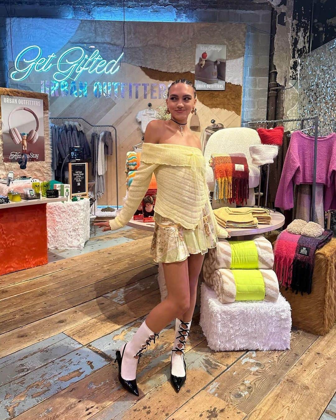 Urban Outfittersさんのインスタグラム写真 - (Urban OutfittersInstagram)「Best way to kick off the holiday season? An evening of sensory experiences to remember during our #UOGifted celebration at UO Herald Square last night. 🎁✨ ICYMI, let @mayatuffin take you through the highlights on our IG Stories, visit IRL if you can, and check out this season’s best gifts to give and get at the link in bio.」10月21日 3時35分 - urbanoutfitters