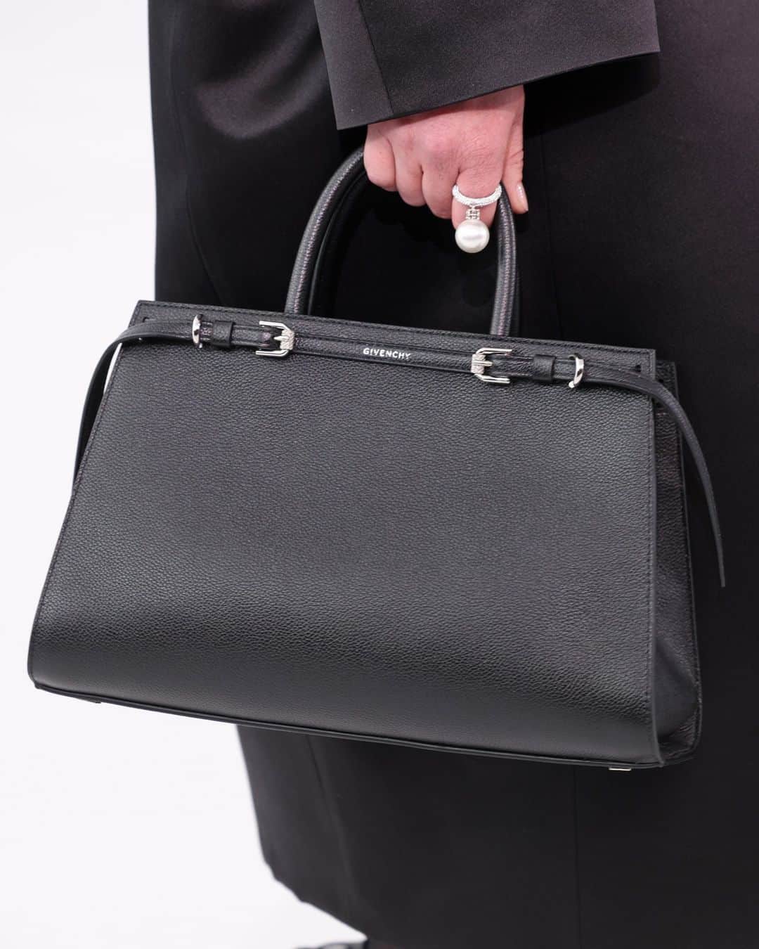 Fashion Weekさんのインスタグラム写真 - (Fashion WeekInstagram)「#Givenchy SS24 bag check.」10月21日 4時05分 - fashionweek