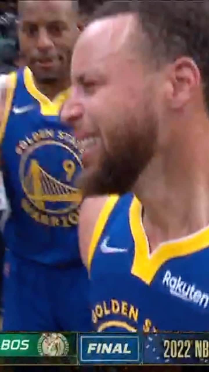 ゴールデンステート・ウォリアーズのインスタグラム：「Andre seeking out the 2022 Finals, Game 6 ball to hand-deliver to Steph was everything 💛」