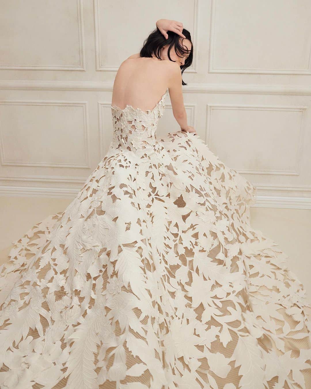 オスカーデラレンタのインスタグラム：「The season's embroidered ballgown explores flora and fauna in its lushest form. The cutout embroidery puts each artfully crafted motif into sharp relief. #odlrbridal」