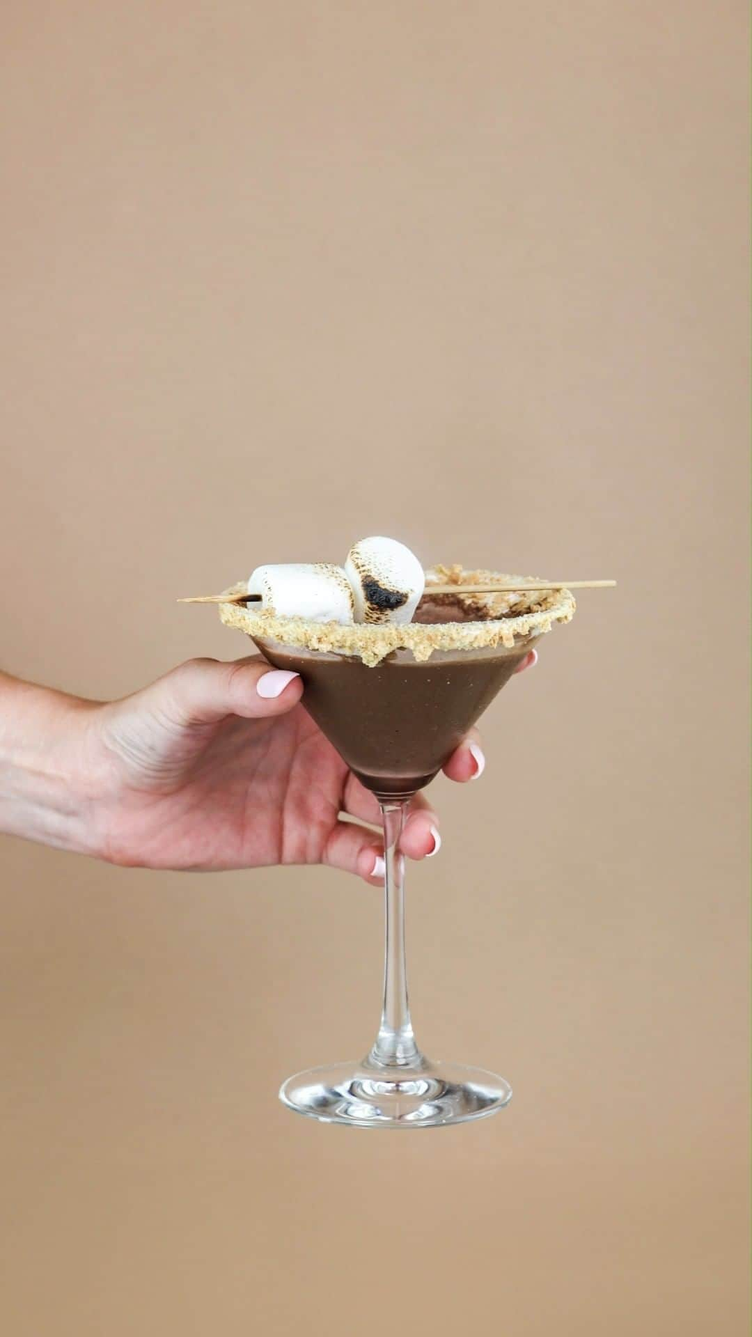 コールド・ストーン・クリーマリーのインスタグラム：「Life’s s’more fun with our S’mores Martini! Watch how to make this delicious recipe featuring our Chocolate @Silk Almondmilk Frozen Dessert. 😍🍸  🥃 1 oz Vodka 🍦 2 oz Silk® Almondmilk Frozen Dessert (1-2 scoops) - order online & get it delivered!  ✨Blend for 15 seconds✨   Garnish with a Marshmallow and a Graham Rim with a Toasted Marshmallow!」