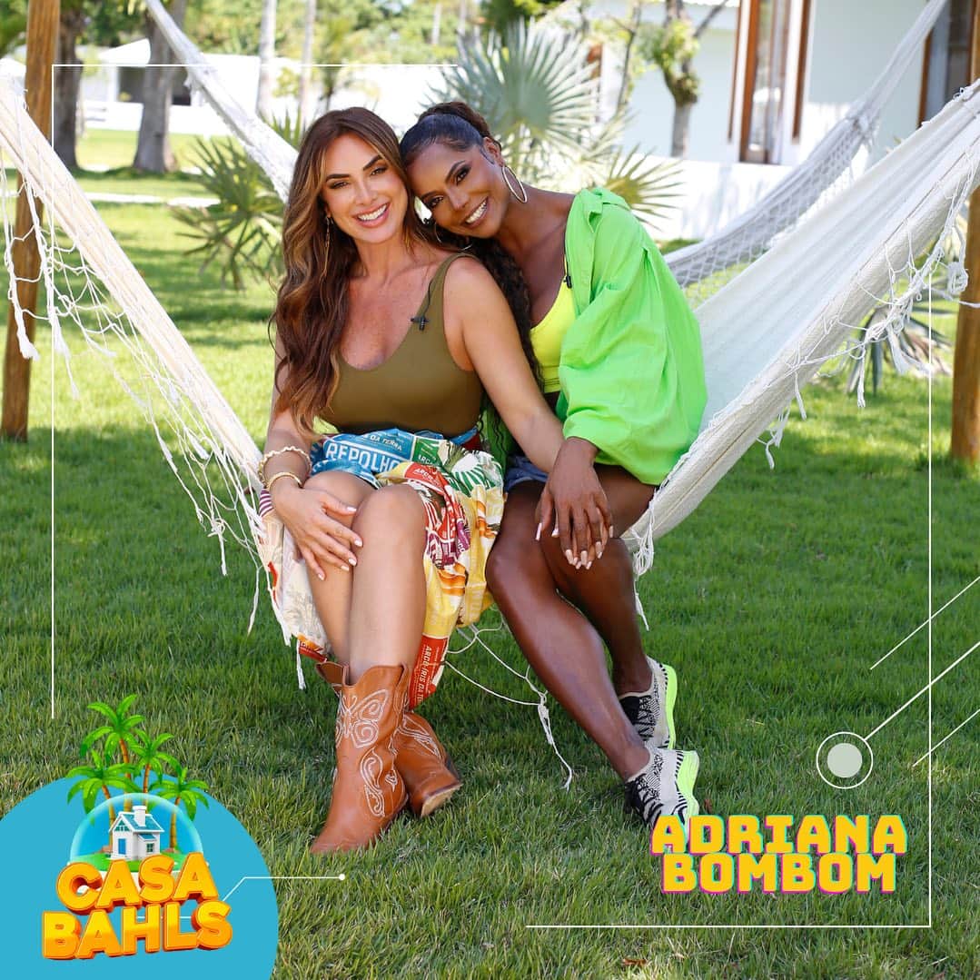 Nicole Bahlsのインスタグラム：「Está no ar mais um episódio incrível do @canalcasabahls, com a minha amiga @adrianabombom 🌴🏠🌴  Corre para assistir… Link no Story 😉😘」