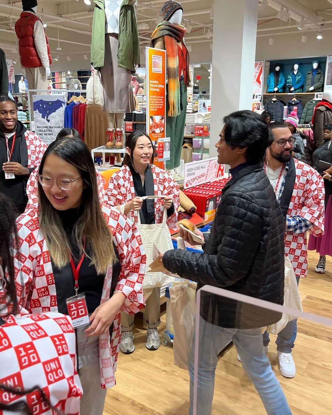 uniqlousaさんのインスタグラム写真 - (uniqlousaInstagram)「🎉 We are happy to announce the opening of two new stores in NY – GREEN ACRES MALL and WALT WHITMAN SHOPS 🎉   From today until Sunday 10/22 celebrate the grand opening with special limited-time offers, in-store giveaways, and get early access to our new Attack on Titan collection.  See you there! 👀  #Uniqlo #Uniqlousa#LifeWear」10月21日 3時52分 - uniqlousa