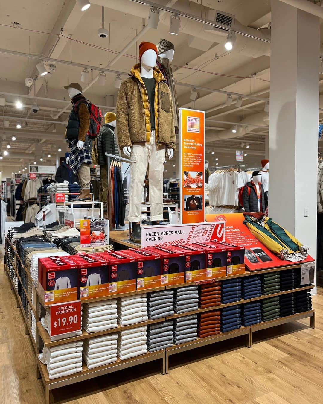 uniqlousaさんのインスタグラム写真 - (uniqlousaInstagram)「🎉 We are happy to announce the opening of two new stores in NY – GREEN ACRES MALL and WALT WHITMAN SHOPS 🎉   From today until Sunday 10/22 celebrate the grand opening with special limited-time offers, in-store giveaways, and get early access to our new Attack on Titan collection.  See you there! 👀  #Uniqlo #Uniqlousa#LifeWear」10月21日 3時52分 - uniqlousa