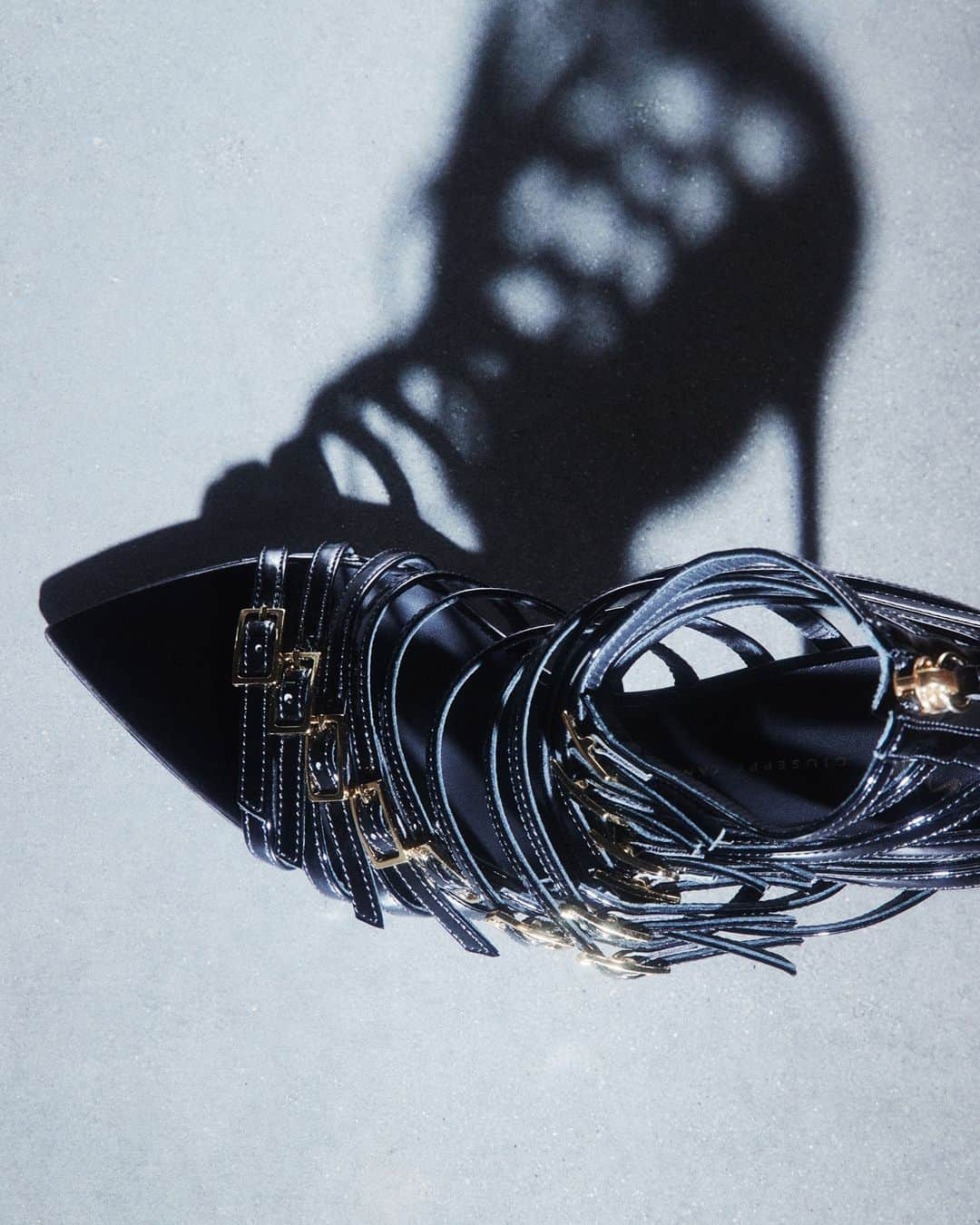 Giuseppe Zanotti Designのインスタグラム：「Because more is definitely better. The INTRIIGO PUNK—zip up, strap in and never look back. #GiuseppeZanotti #GZFW23」