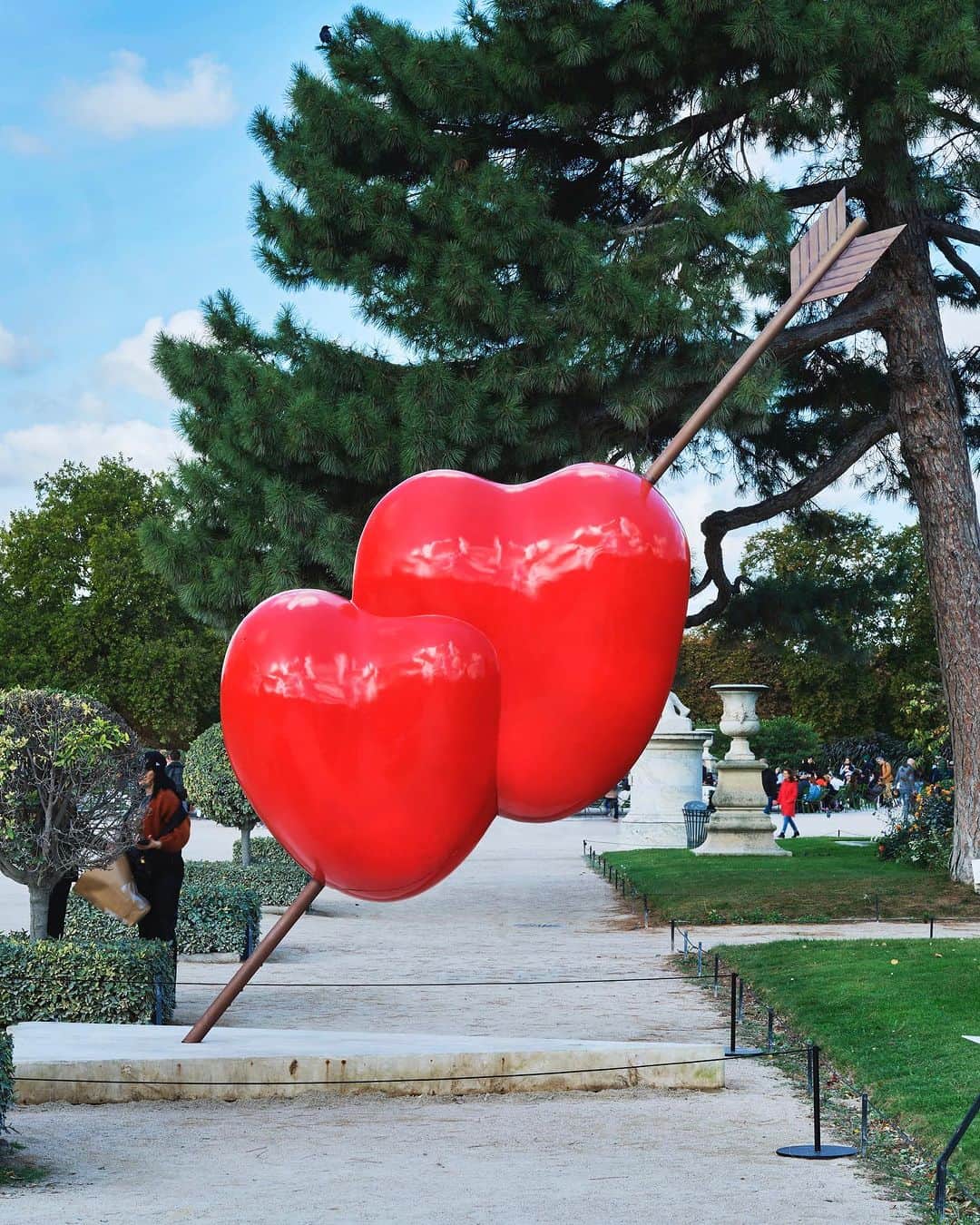 Vogue Parisさんのインスタグラム写真 - (Vogue ParisInstagram)「As part of Paris art week @ArtBasel, the Tuileries garden welcomes @Gaetano.Pesce’s monumental "Double Heart" sculpture, created in 2022 and inspired from a lamp he designed in 1969. Presented by the @ChampLacombe gallery with a particular resonance in those tormented times, you can see the piece until October 22 at the entrance of the garden "a place to stroll and to love". Swipe left to see more.   #artbasel #gaetanopesce #tuileries」10月21日 3時58分 - voguefrance