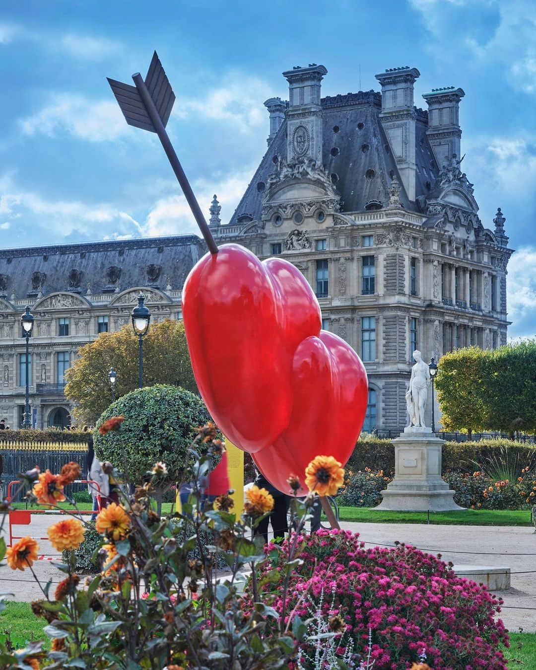 Vogue Parisさんのインスタグラム写真 - (Vogue ParisInstagram)「As part of Paris art week @ArtBasel, the Tuileries garden welcomes @Gaetano.Pesce’s monumental "Double Heart" sculpture, created in 2022 and inspired from a lamp he designed in 1969. Presented by the @ChampLacombe gallery with a particular resonance in those tormented times, you can see the piece until October 22 at the entrance of the garden "a place to stroll and to love". Swipe left to see more.   #artbasel #gaetanopesce #tuileries」10月21日 3時58分 - voguefrance