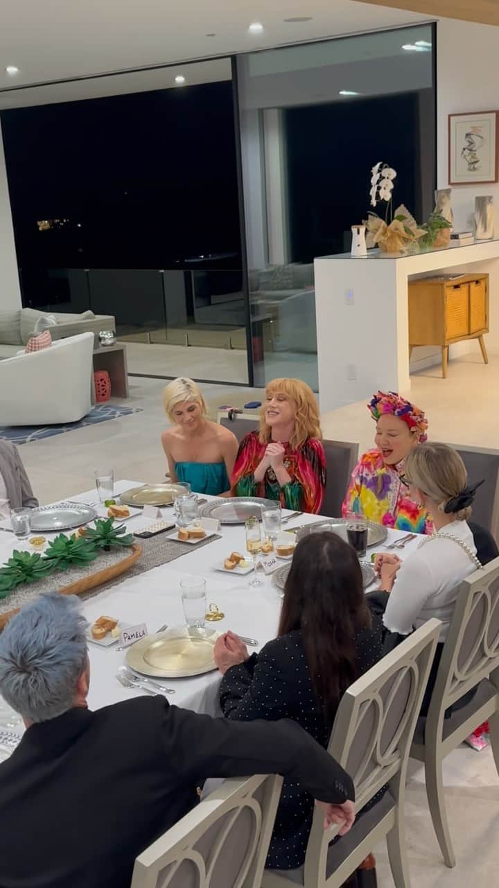 キャシー・グリフィンのインスタグラム：「Such a touching moment between @siamusic @that_mo_collins at this week’s salon ❤️ You never know what will happen at these dinners, and that’s what I love about them. Always great conversations with great company」