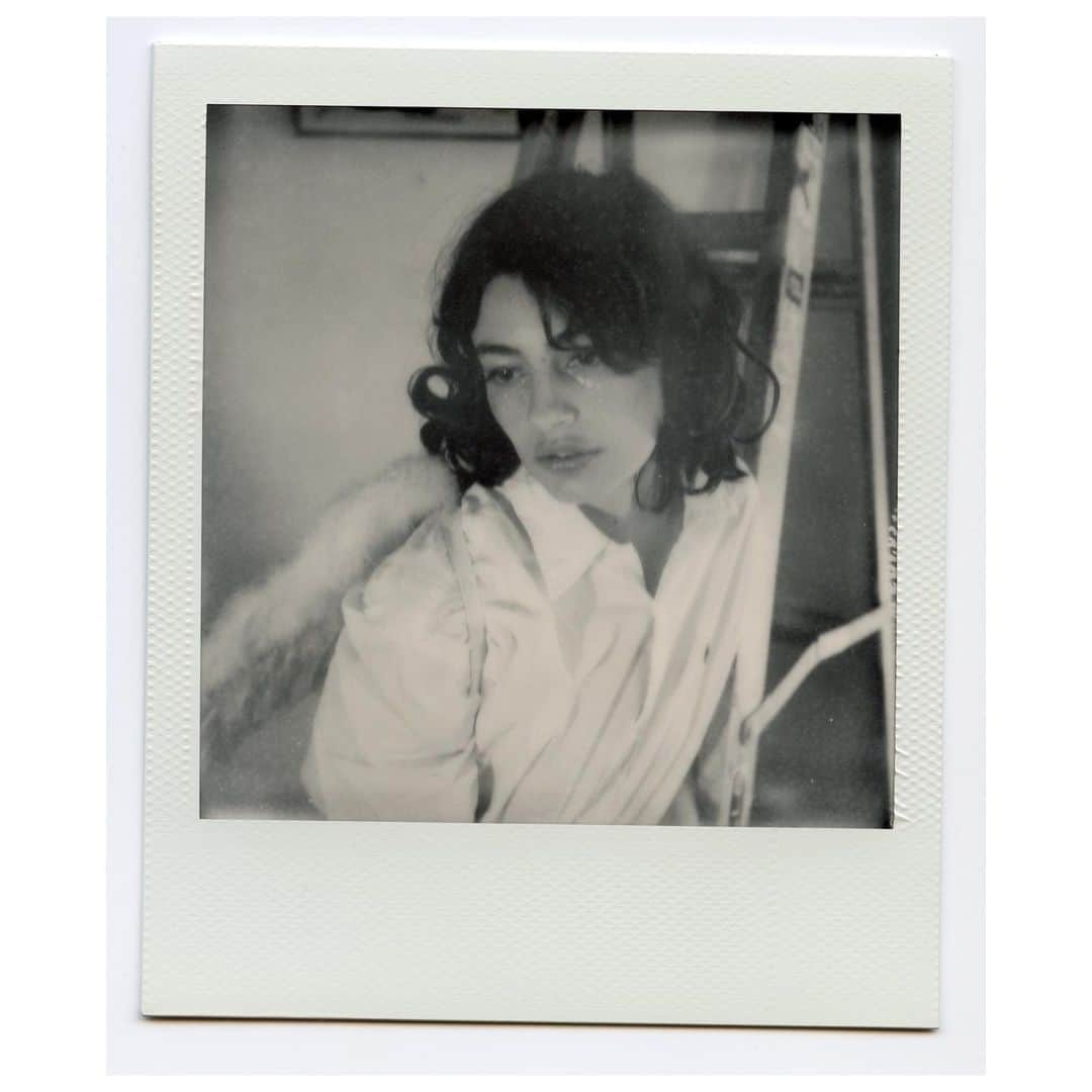 ダイアナ・シルバーズのインスタグラム：「Polaroid reference for a self portrait. At home in new york last week. Have been thinking a lot about Wim Wenders’ Wings of Desire - where invisible immortal angels in Berlin listen to the thoughts of people and comfort the anguished.  #sx70film」